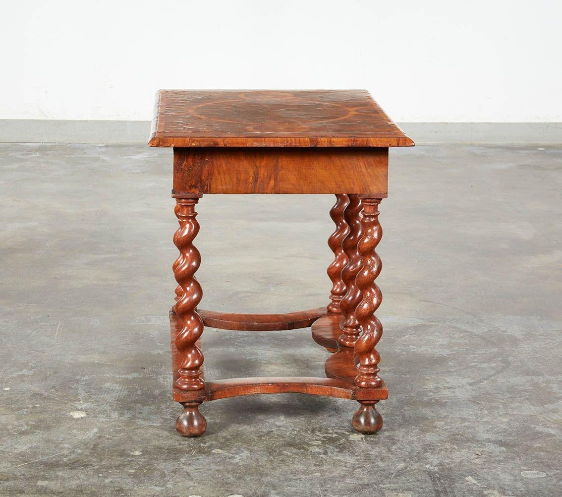17ème siècle Table à torsades en orge plaqué d'huîtres William & Mary en vente