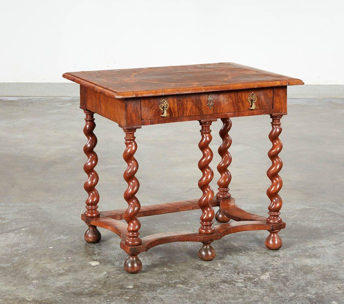 Noyer Table à torsades en orge plaqué d'huîtres William & Mary en vente