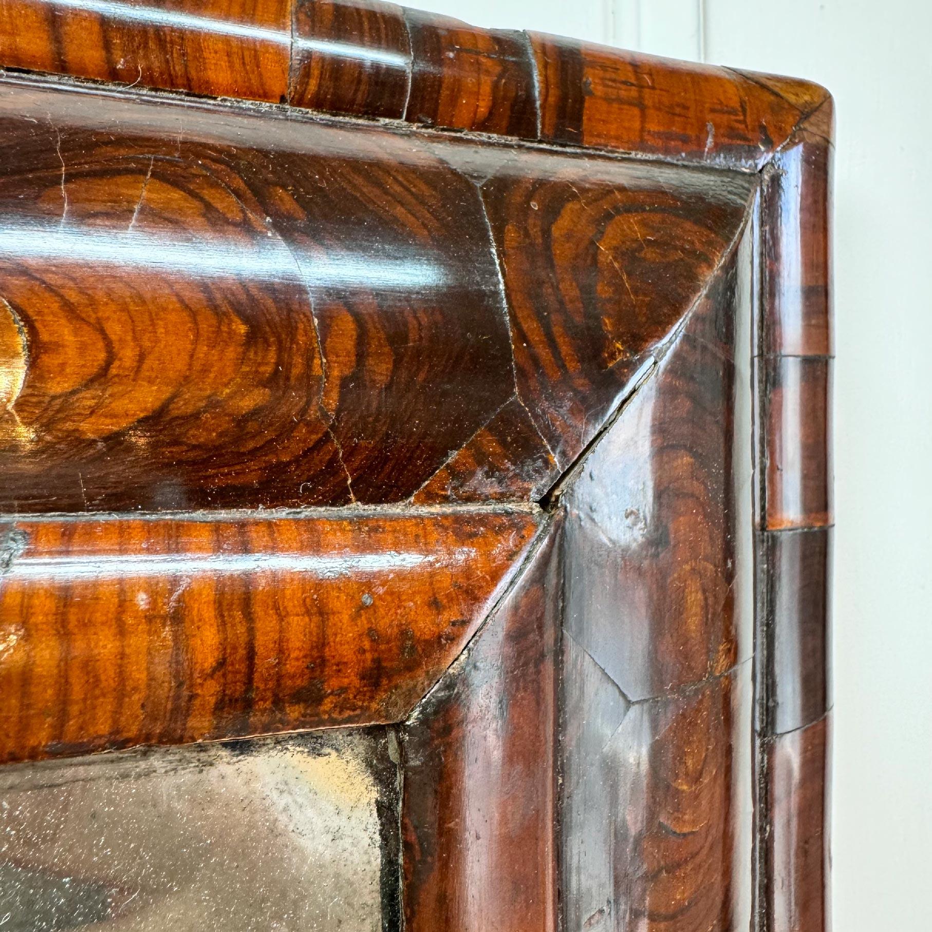 William & Mary Miroir à coussin en bois d'olivier plaqué d'huîtres en vente 6