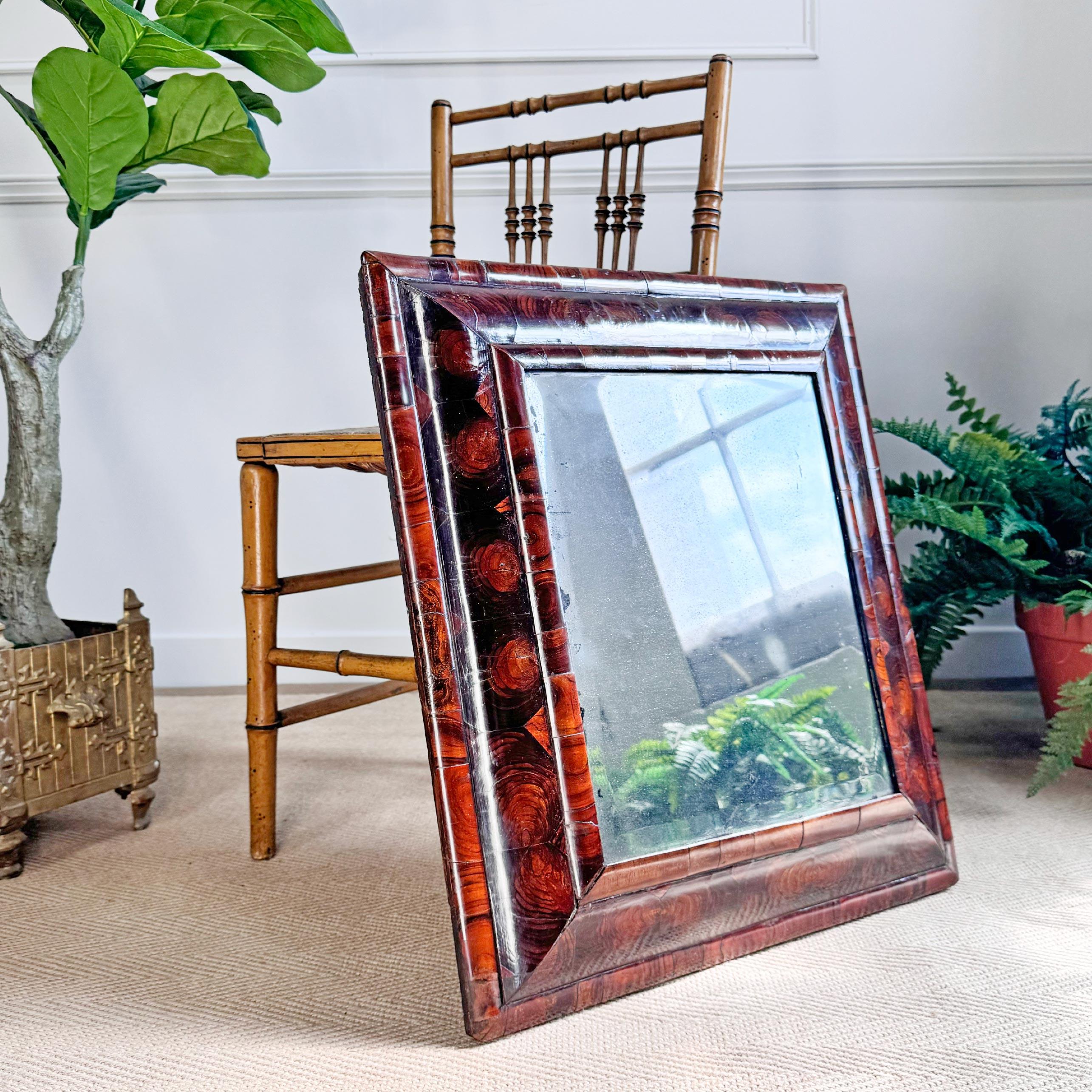 William and Mary William & Mary Miroir à coussin en bois d'olivier plaqué d'huîtres en vente