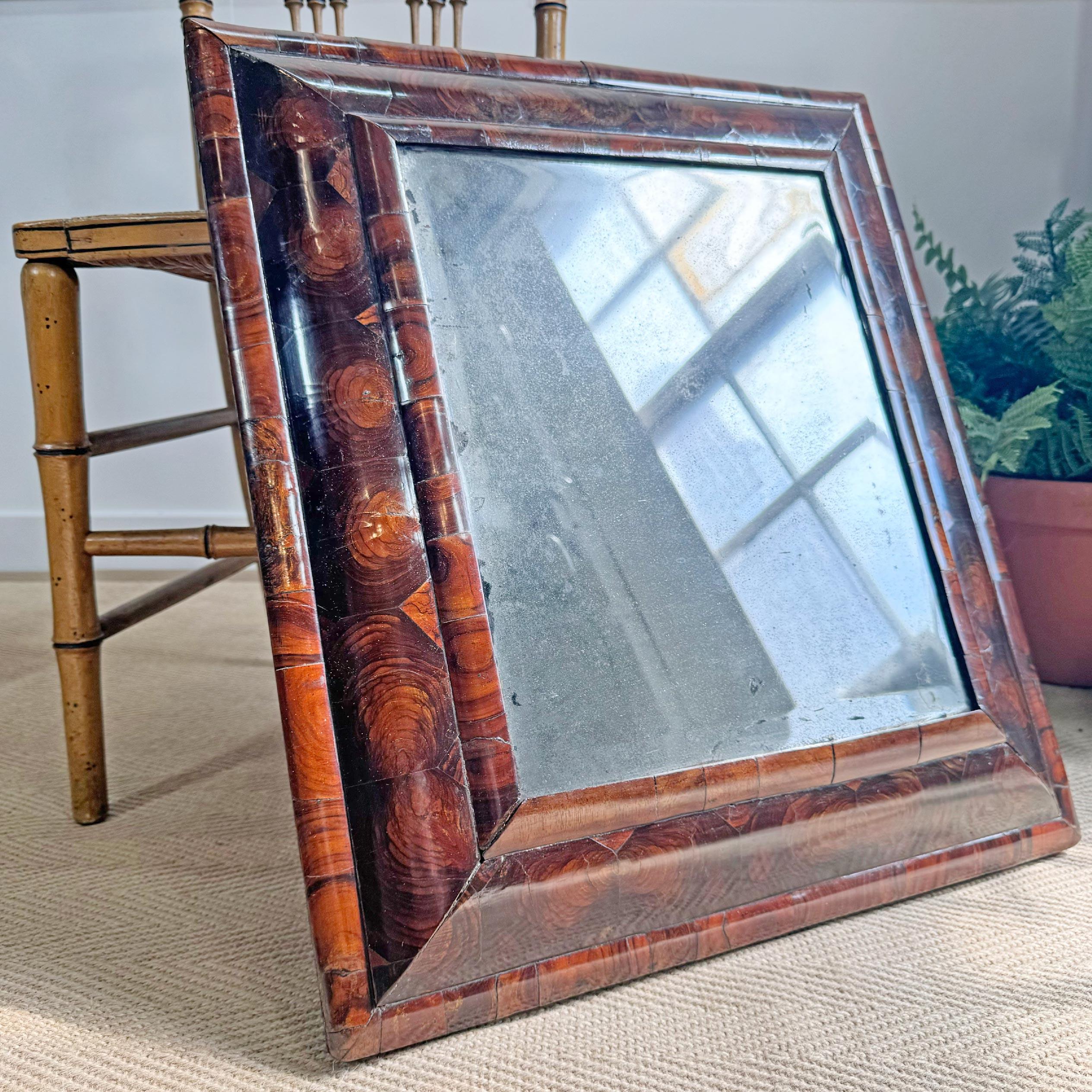 Fait main William & Mary Miroir à coussin en bois d'olivier plaqué d'huîtres en vente
