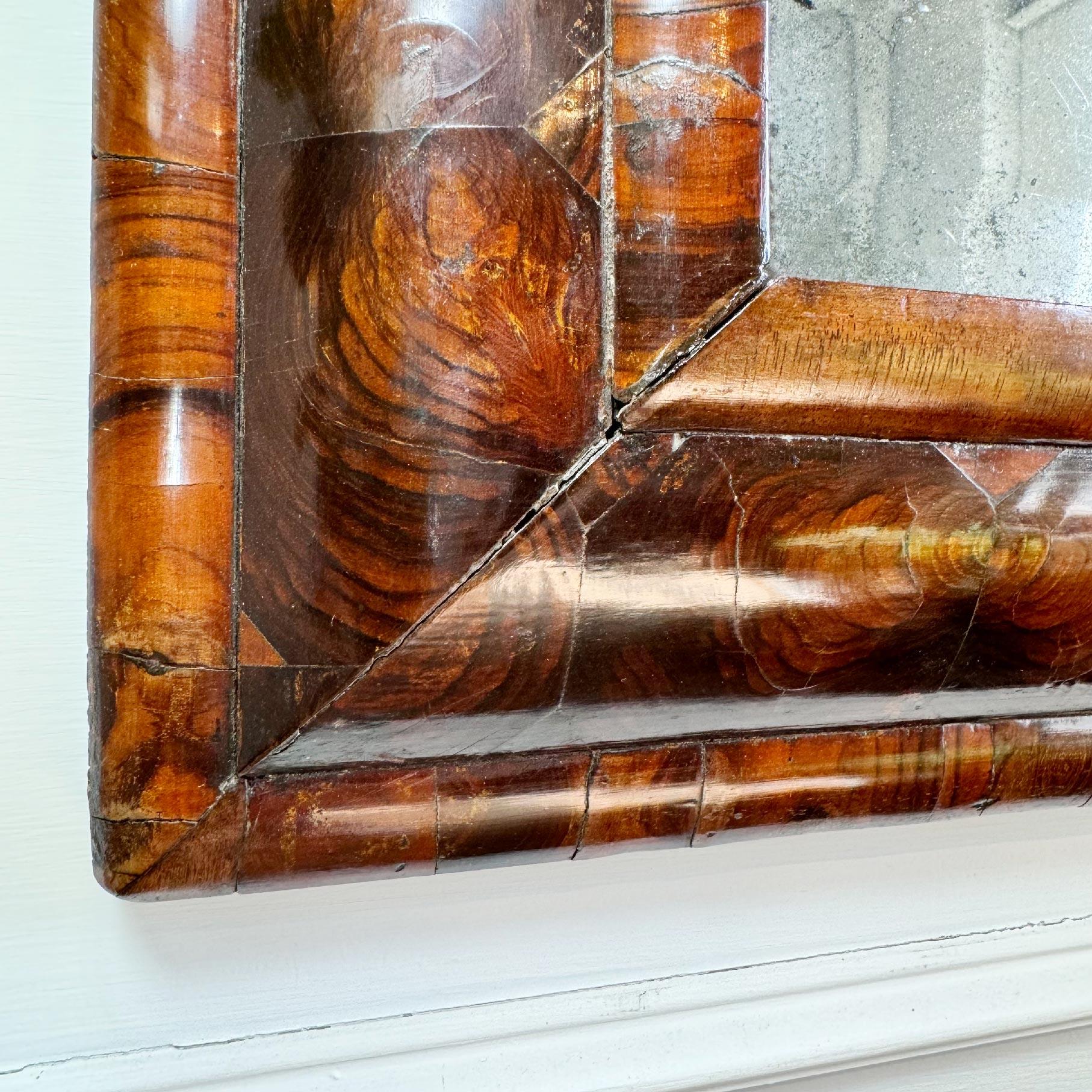 William & Mary Miroir à coussin en bois d'olivier plaqué d'huîtres en vente 1