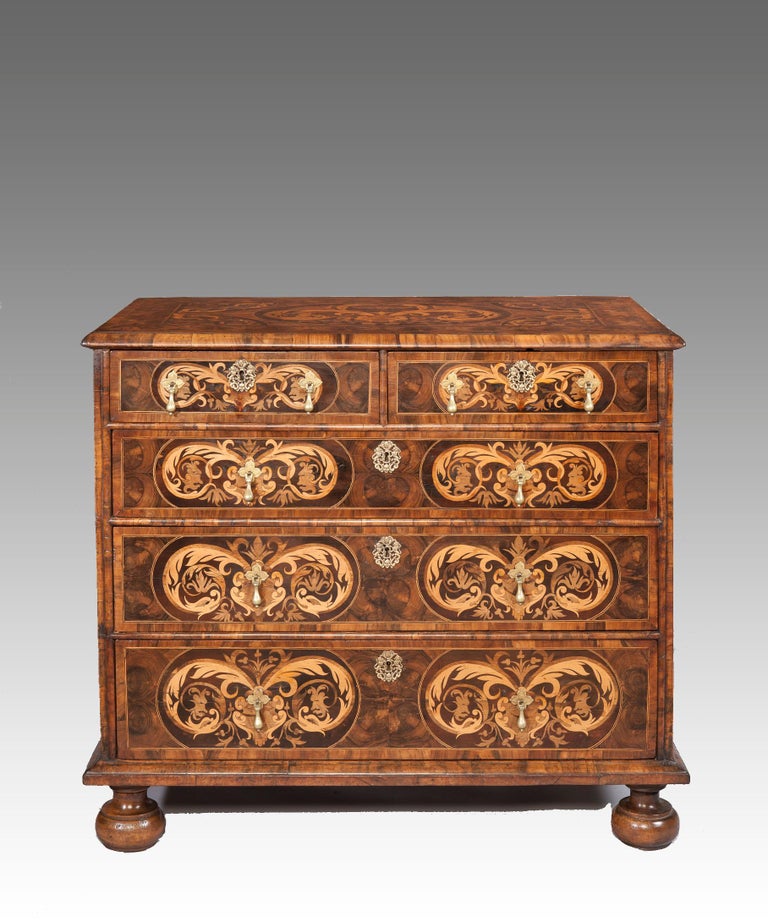 William and Mary Oyster Venered Chest of Drawers For Sale at 1stDibs