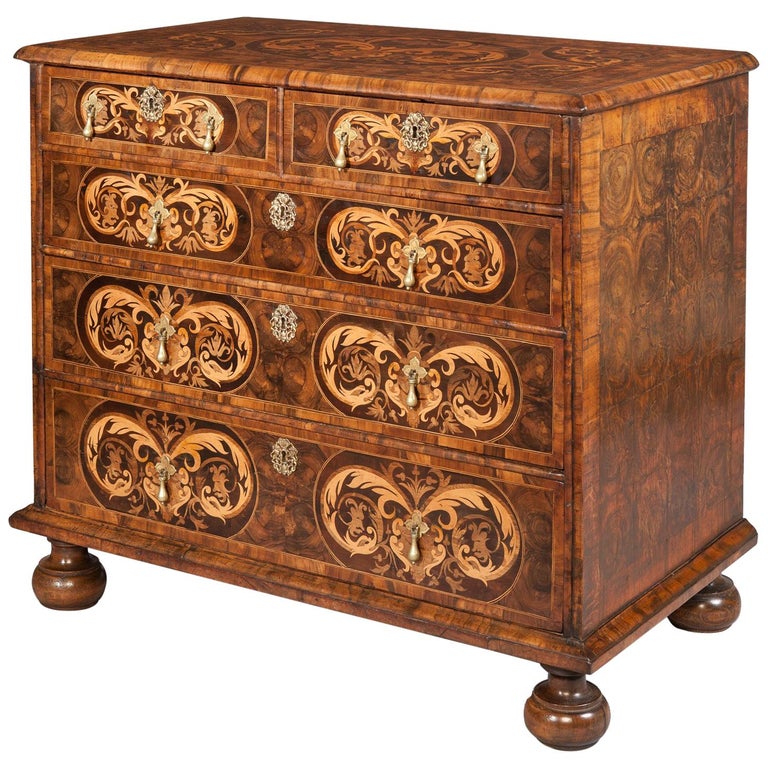 William and Mary Oyster Venered Chest of Drawers For Sale at 1stDibs