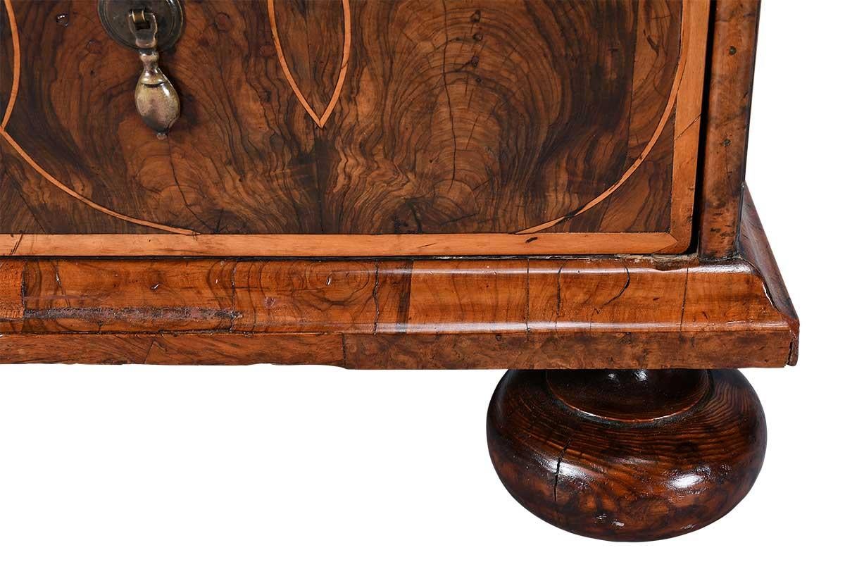 Inglese William & Mary - Cassettone impiallacciato in ostrica con quattro cassetti in vendita
