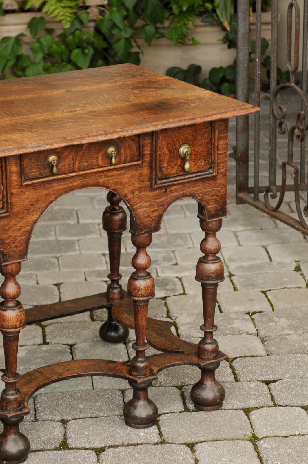Table d'appoint en chêne de style William and Mary des années 1800 avec pieds en trompette et trois tiroirs Bon état - En vente à Atlanta, GA