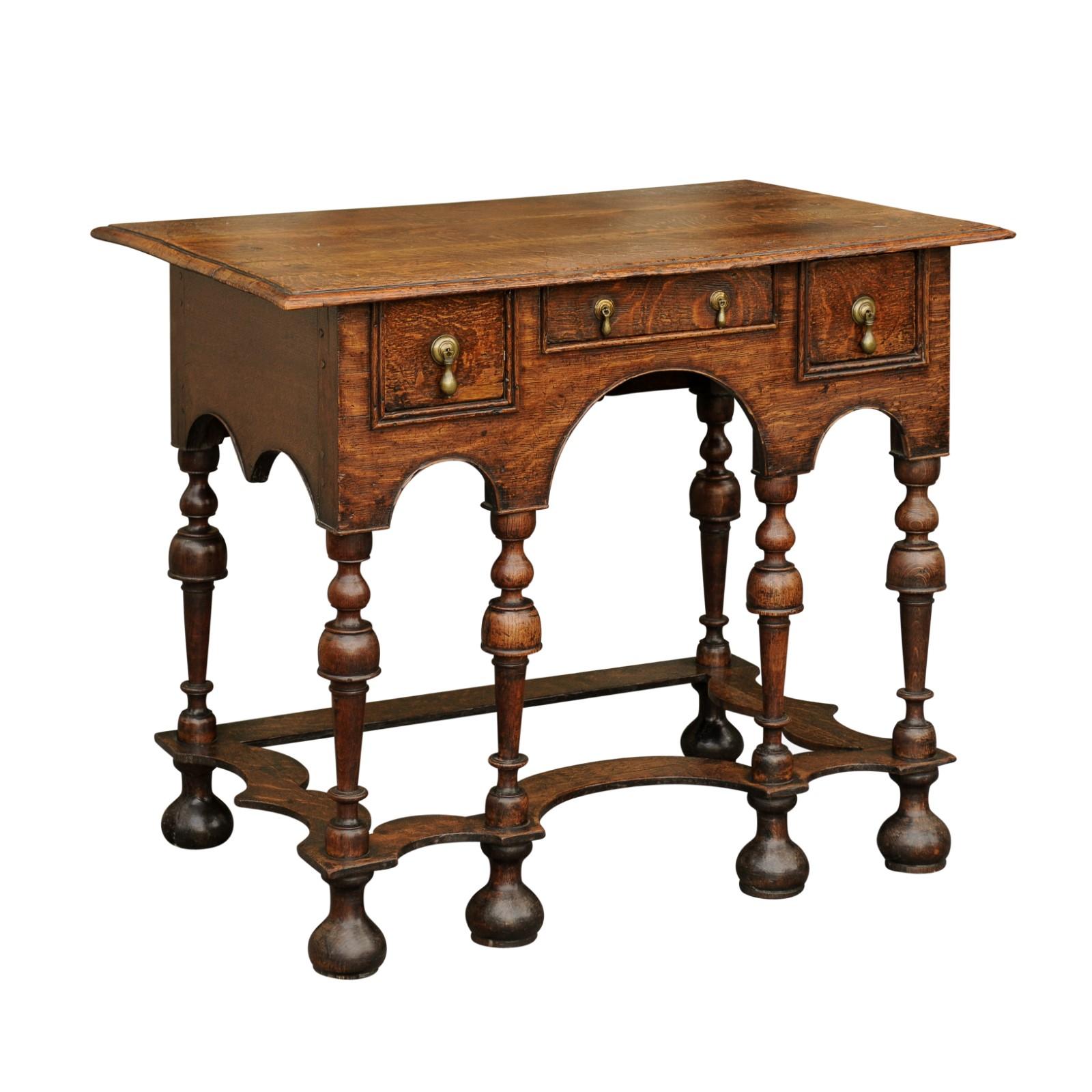 Table d'appoint en chêne de style William and Mary des années 1800 avec pieds en trompette et trois tiroirs en vente