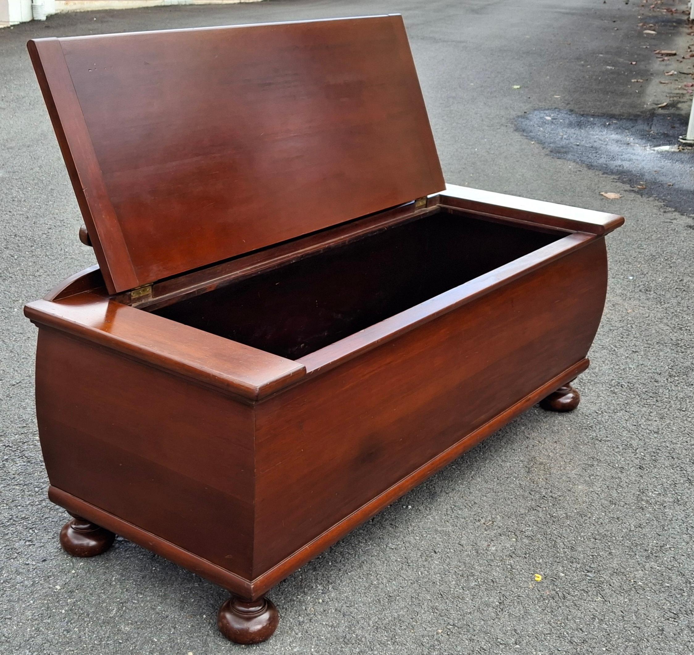 Mordenzato Cassapanca e panca per coperte in mogano in stile William & Mary in vendita