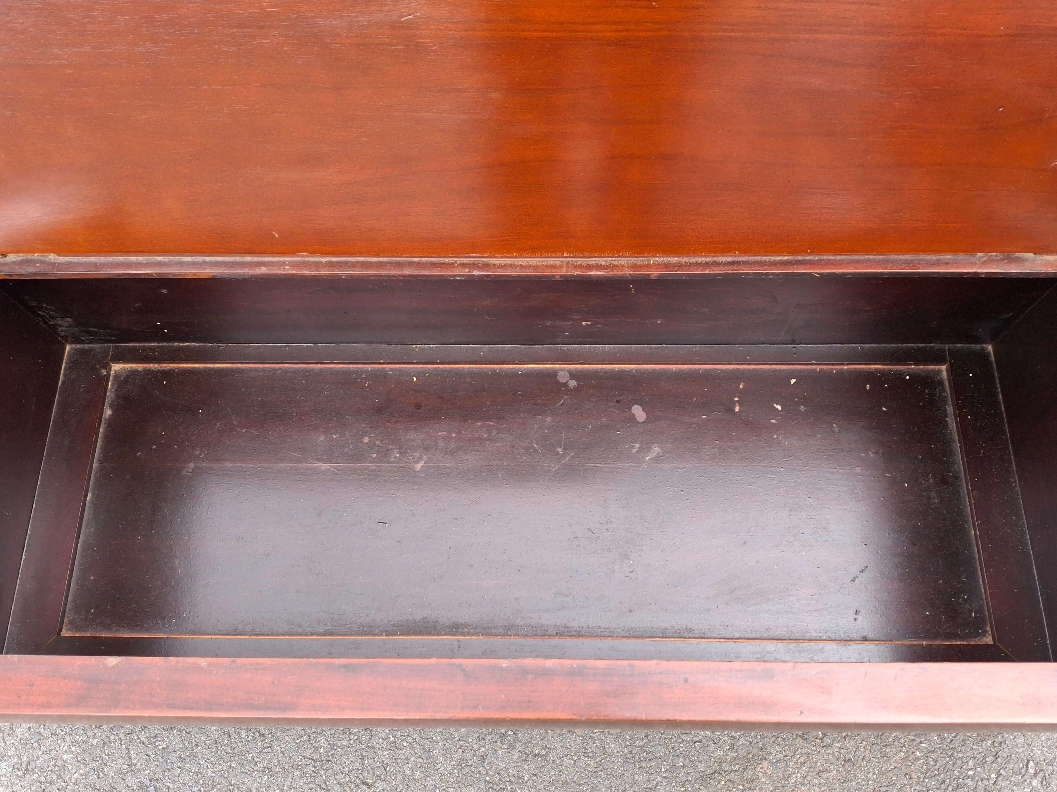 XX secolo Cassapanca e panca per coperte in mogano in stile William & Mary in vendita