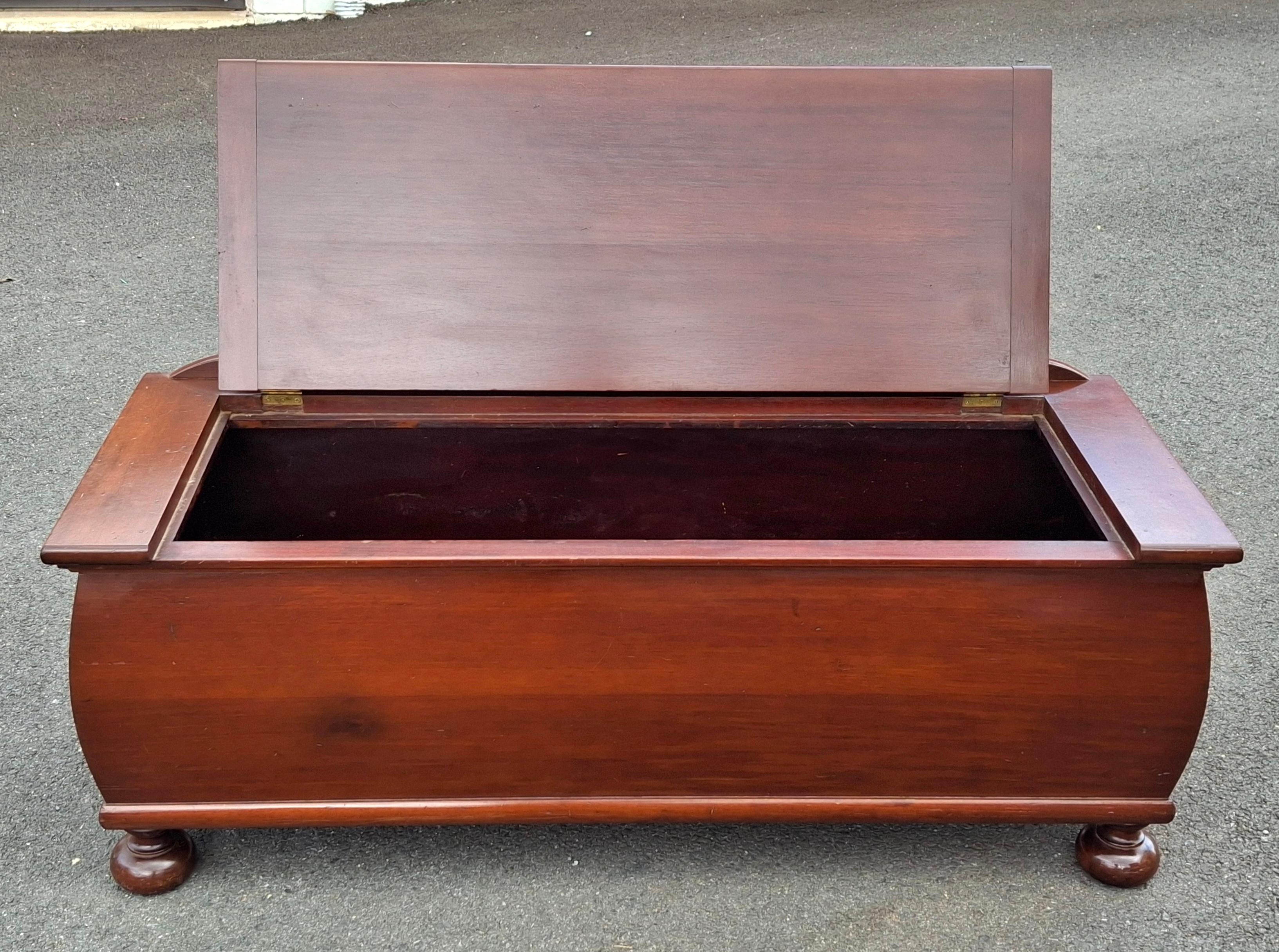 Mogano Cassapanca e panca per coperte in mogano in stile William & Mary in vendita