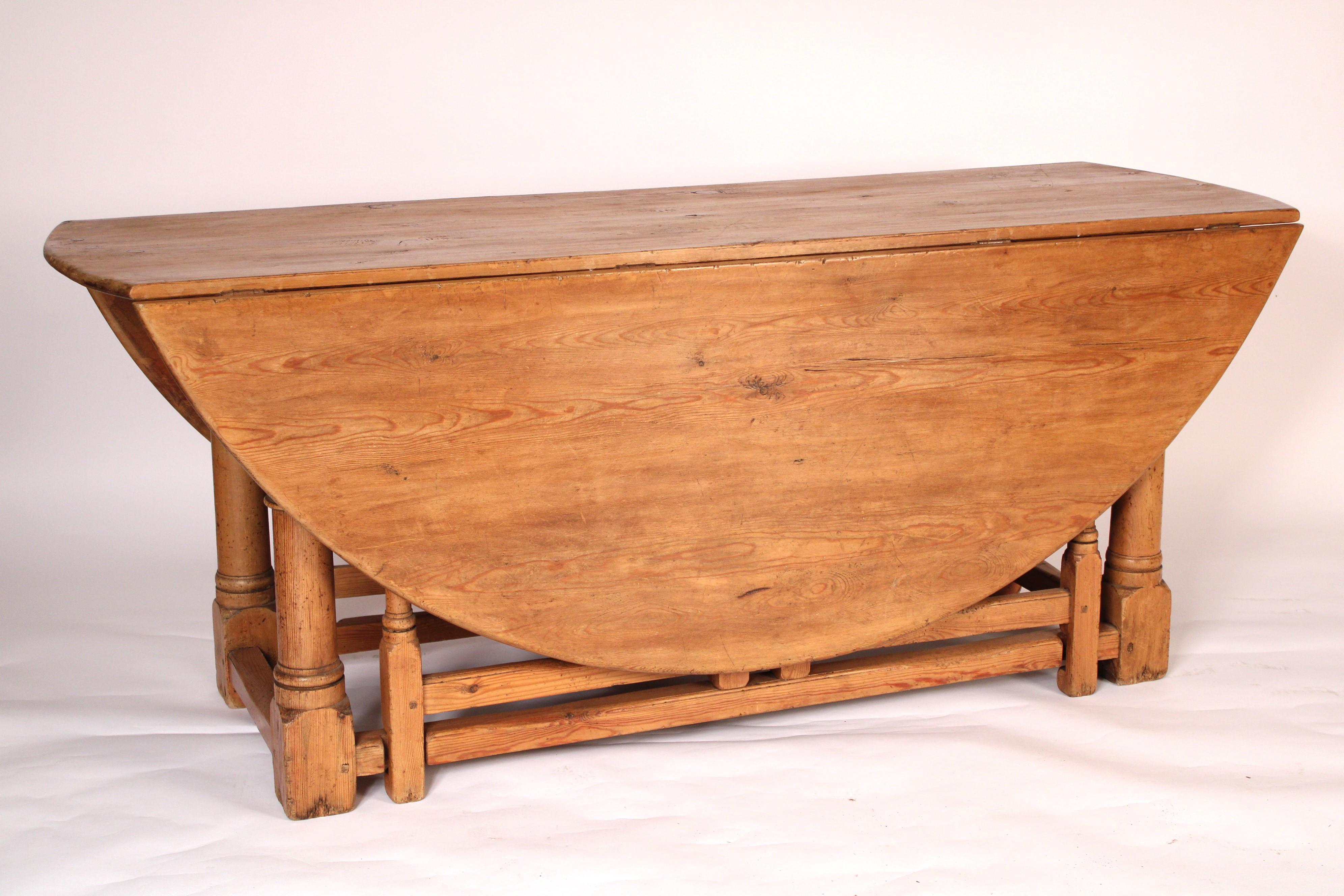 William and Mary Style Pine Gateleg Dining table In Good Condition For Sale In Laguna Beach, CA