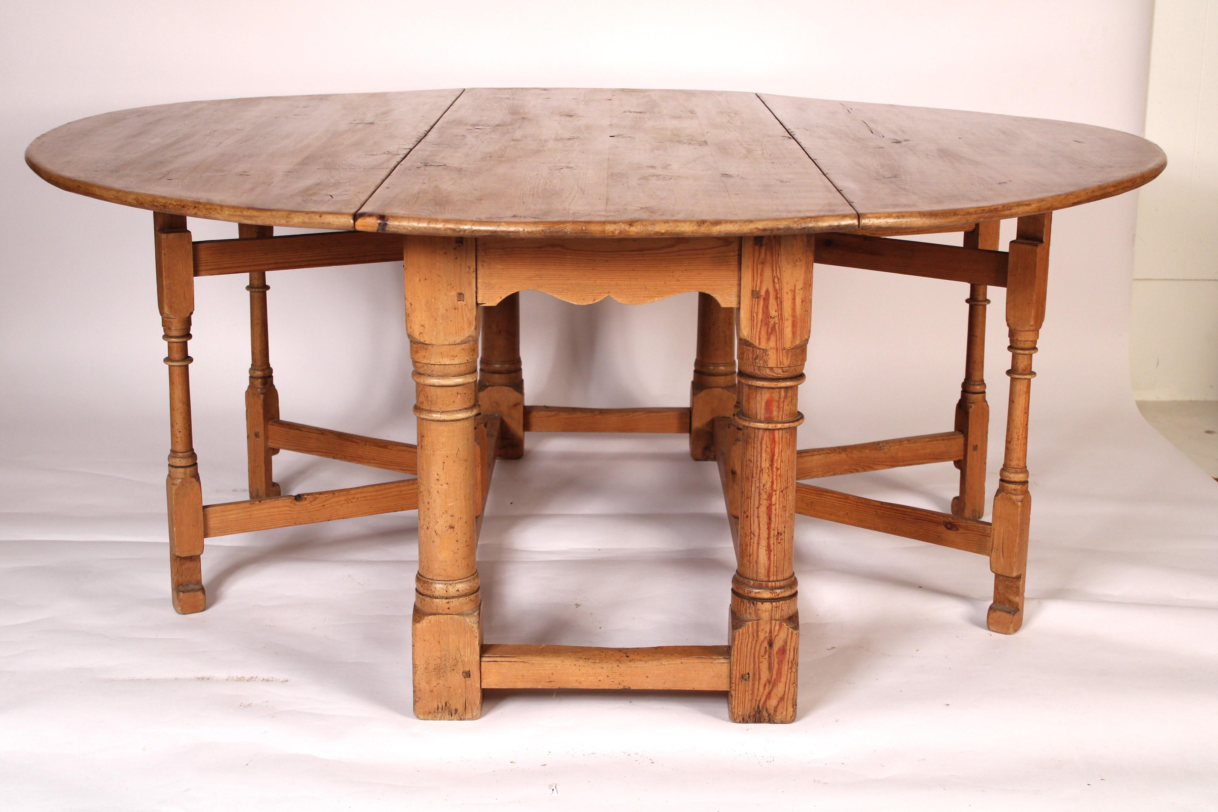 Mid-20th Century William and Mary Style Pine Gateleg Dining table For Sale