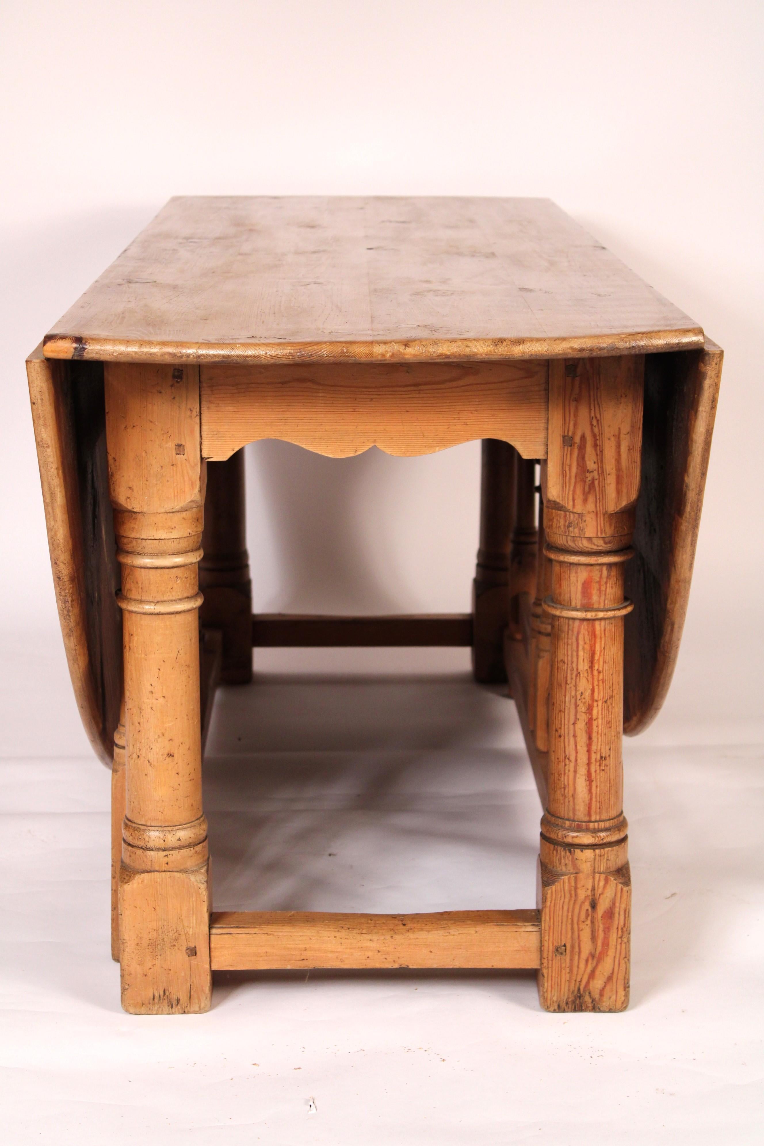 Table de salle à manger en pin de style William & Mary en vente 1