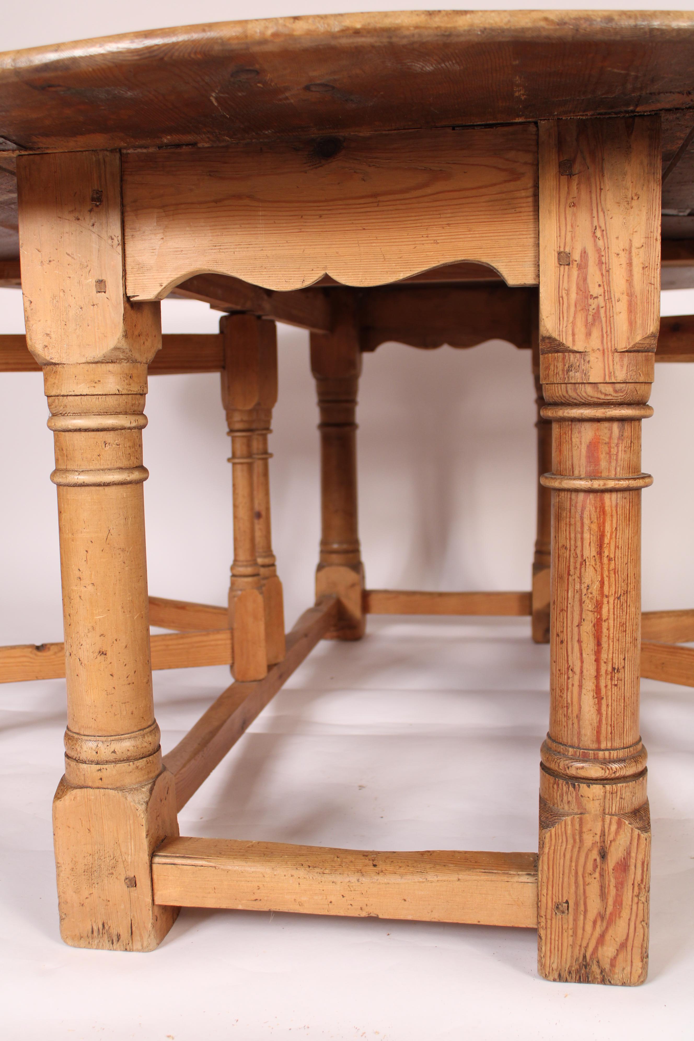 William and Mary Style Pine Gateleg Dining table For Sale 4
