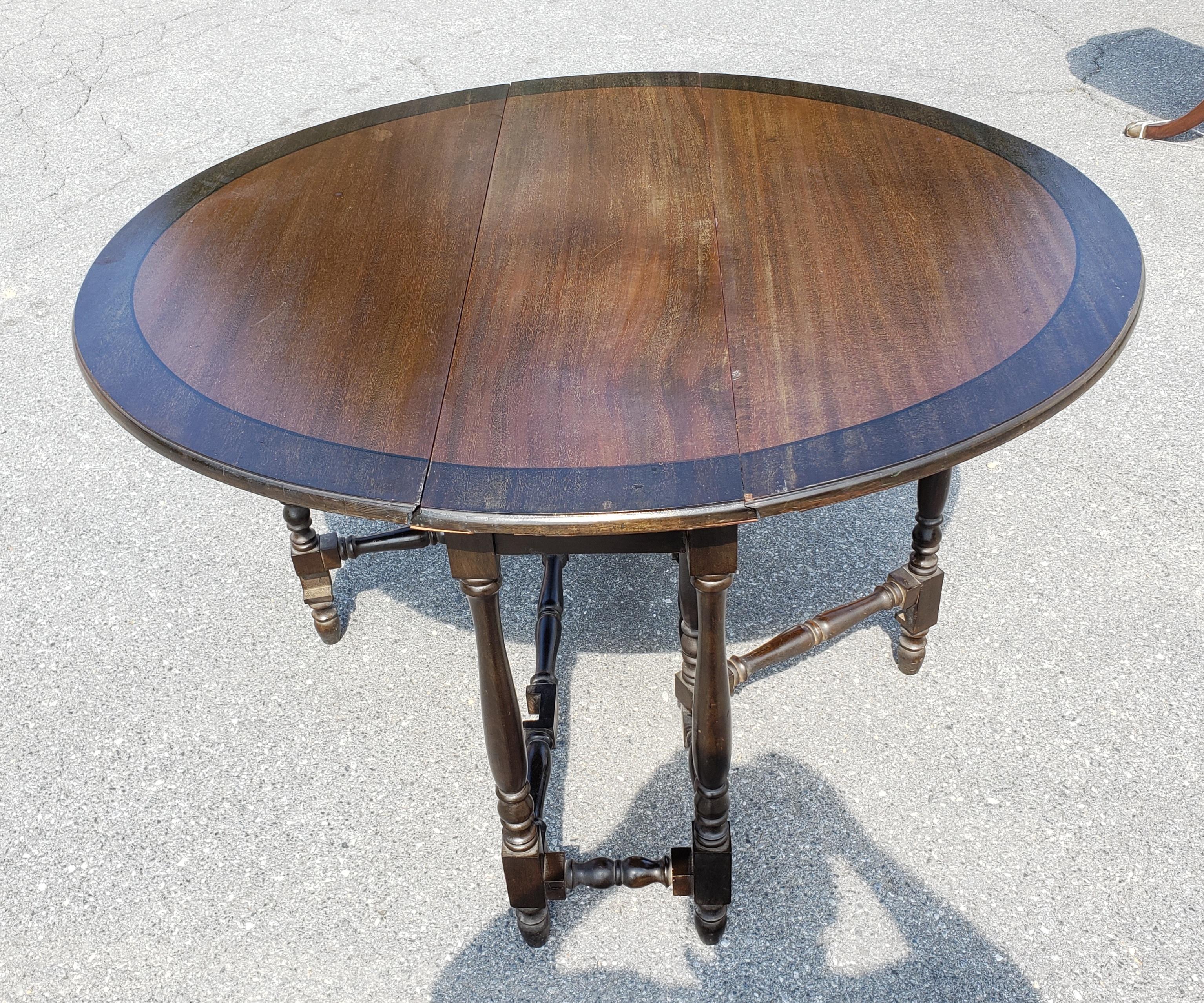 William And Mary Style Stained Mahogany Gate Leg Drop Leaf Oval Dining Table  For Sale 1
