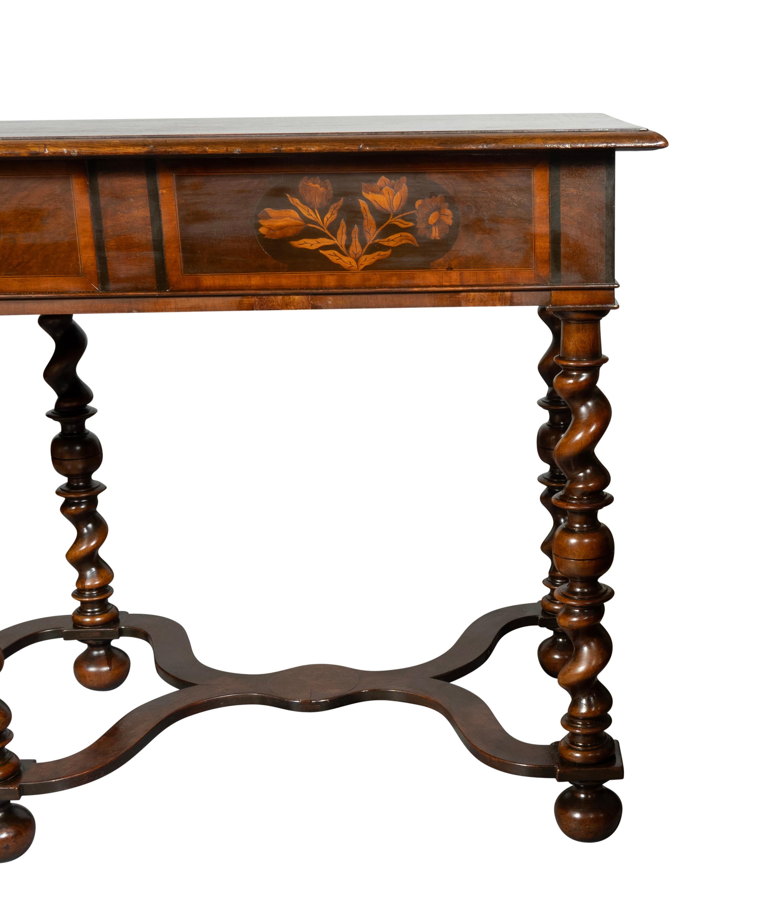 William & Mary Stil Nussbaum und Intarsien Beistelltisch im Angebot 2