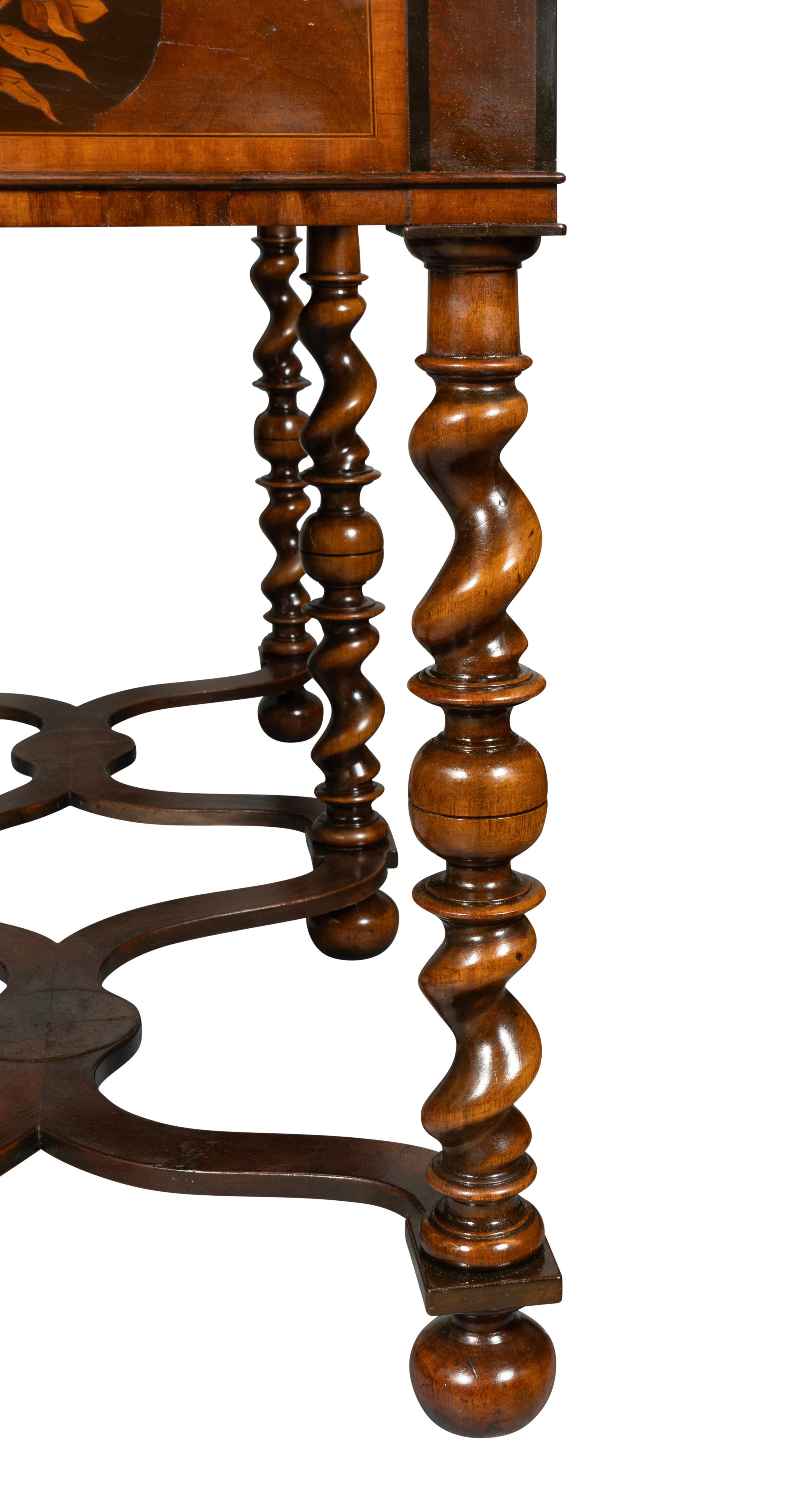 William & Mary Stil Nussbaum und Intarsien Beistelltisch im Angebot 7