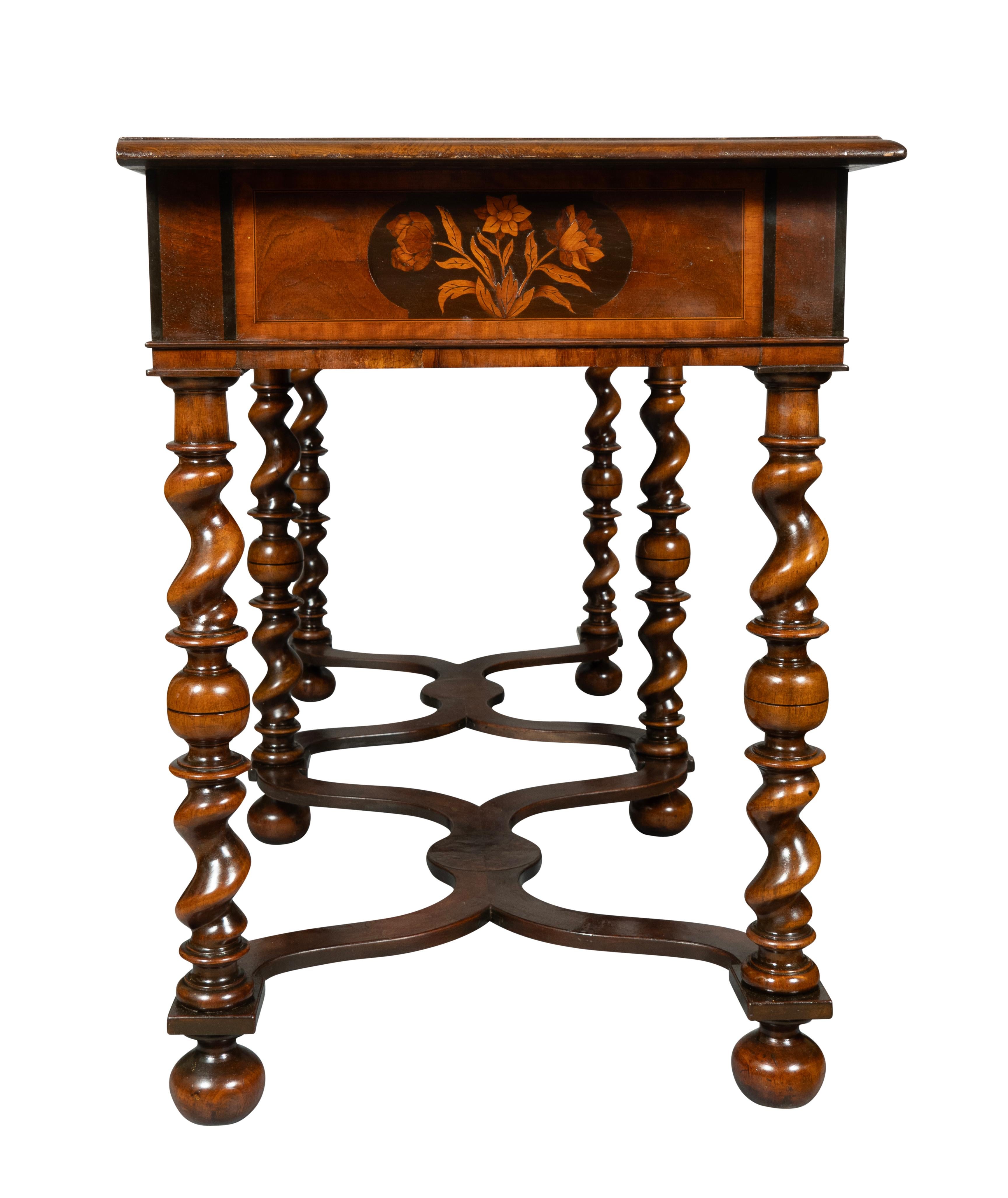 William & Mary Stil Nussbaum und Intarsien Beistelltisch (William und Mary) im Angebot