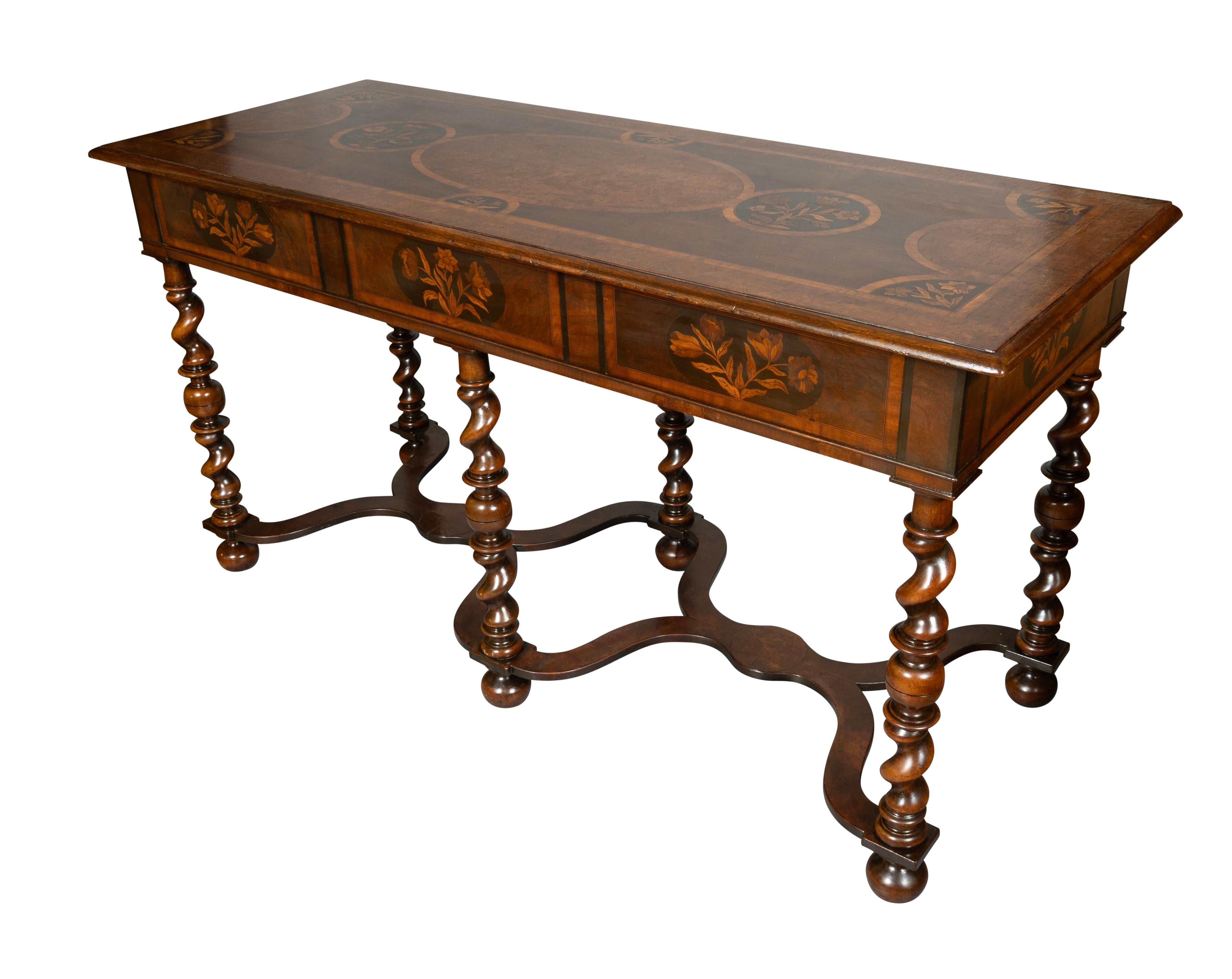 William & Mary Stil Nussbaum und Intarsien Beistelltisch im Zustand „Gut“ im Angebot in Essex, MA