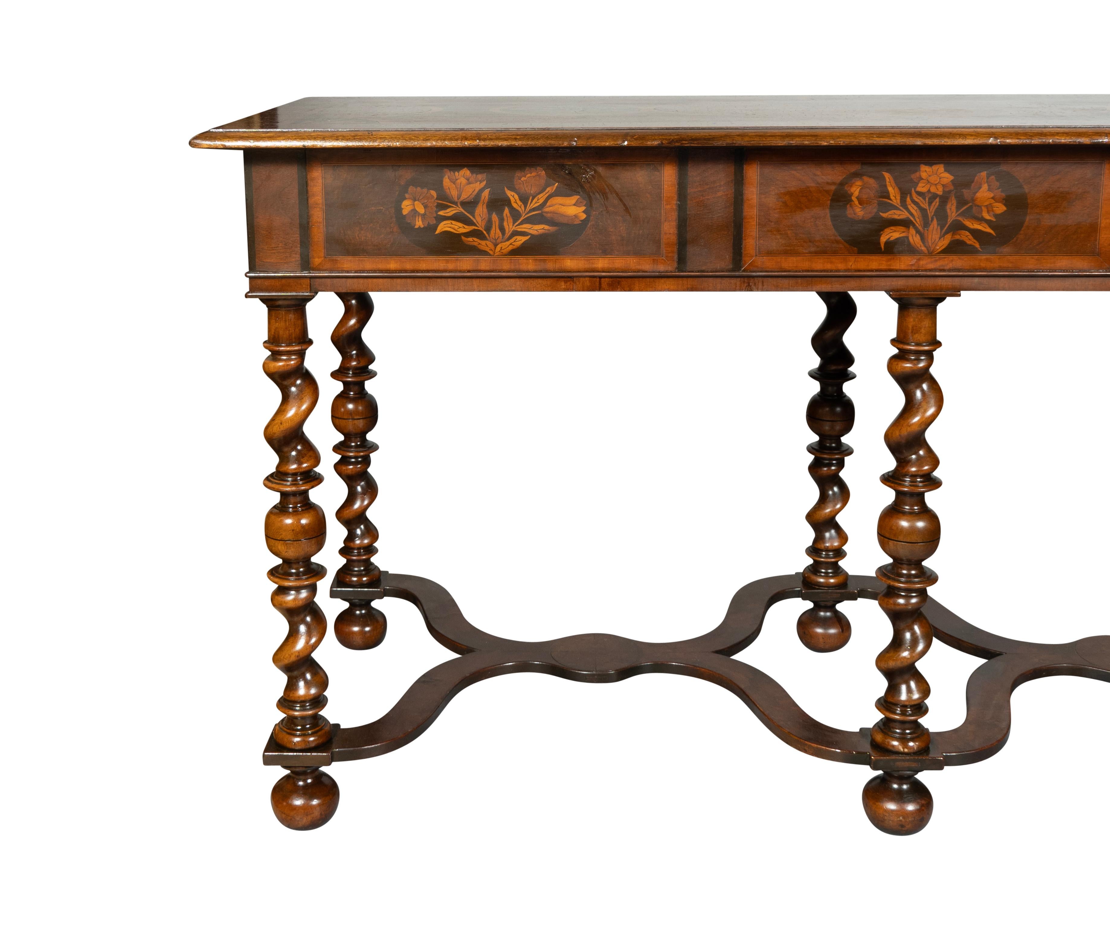 William & Mary Stil Nussbaum und Intarsien Beistelltisch (Buchsbaumholz) im Angebot