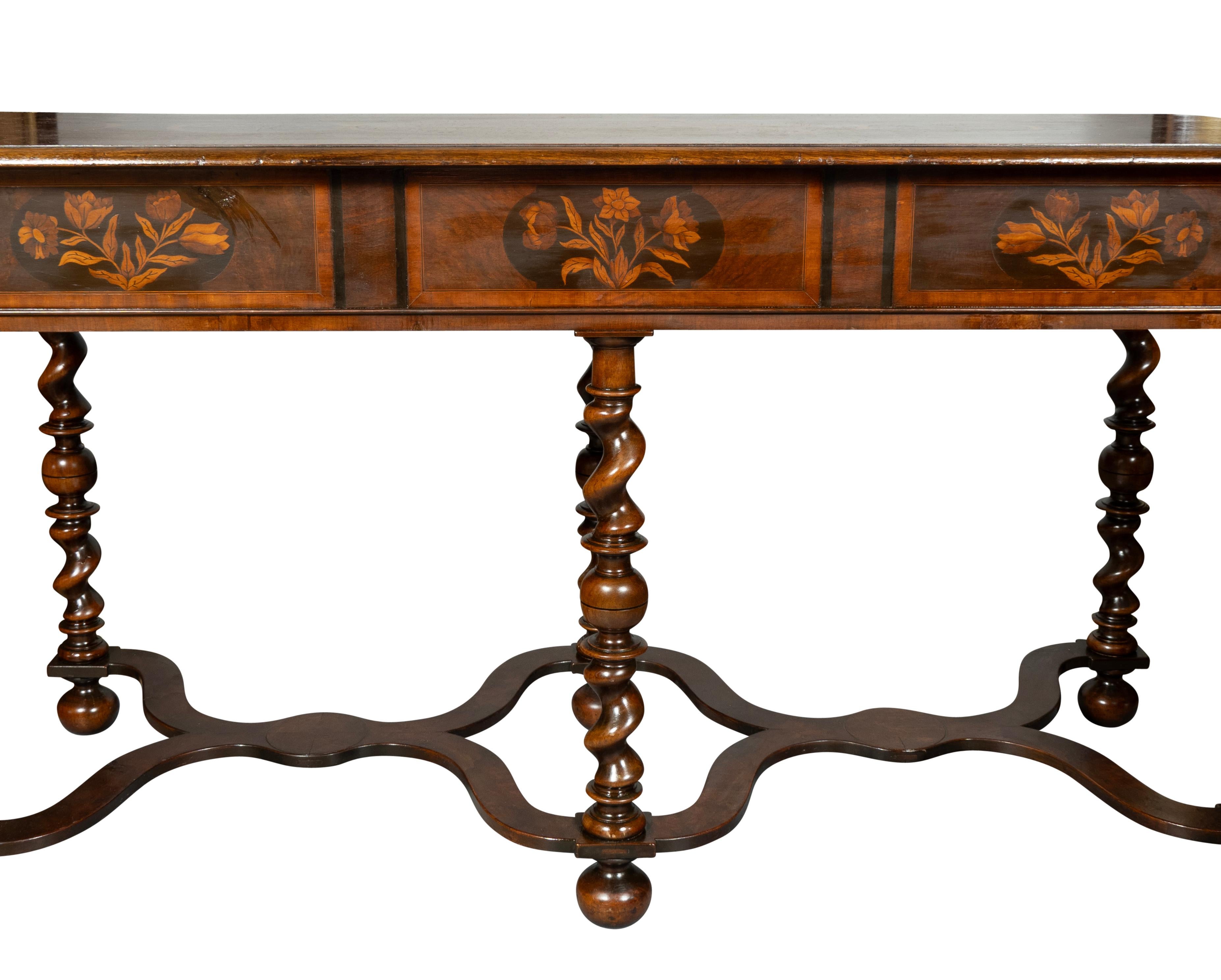William & Mary Stil Nussbaum und Intarsien Beistelltisch im Angebot 1