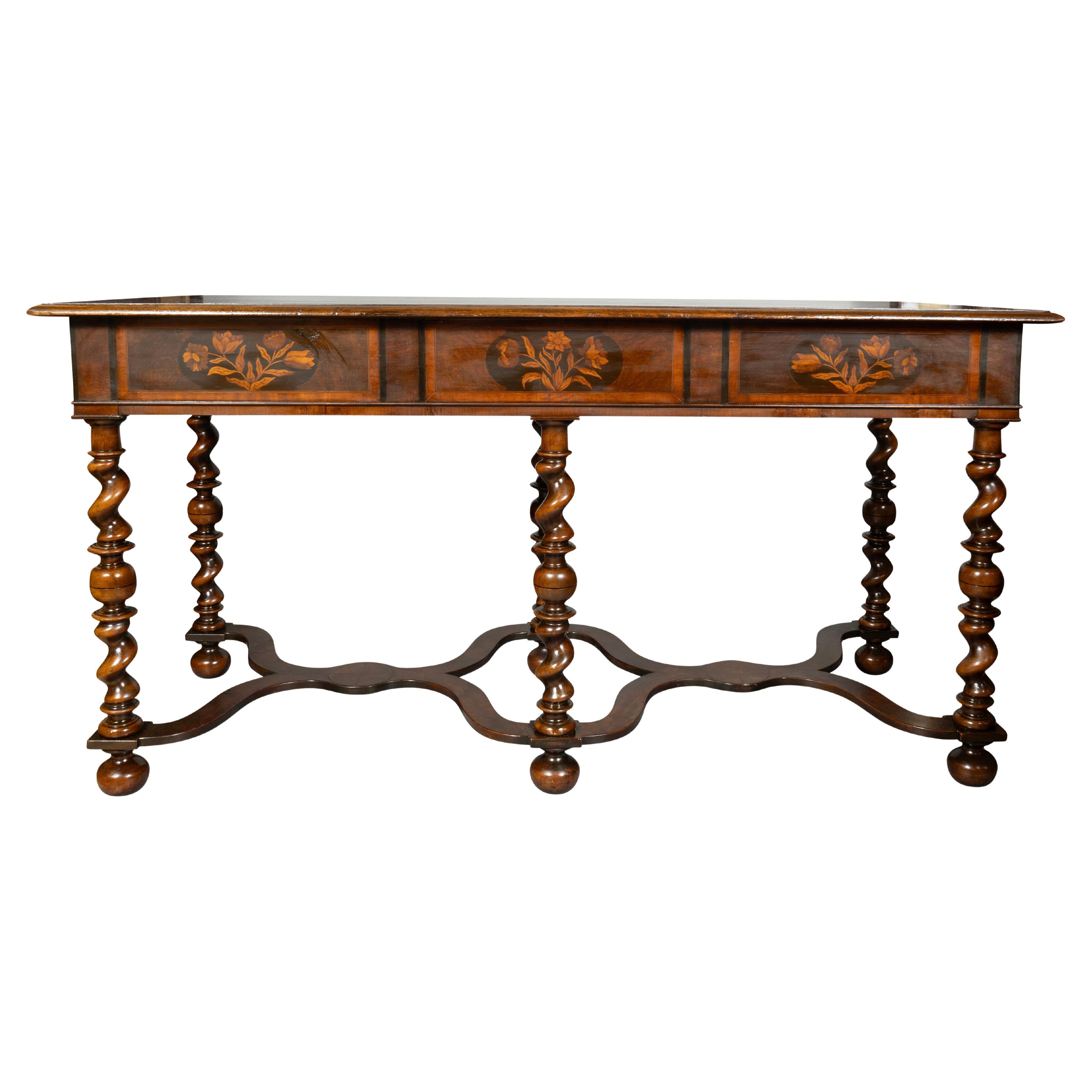 William & Mary Stil Nussbaum und Intarsien Beistelltisch im Angebot