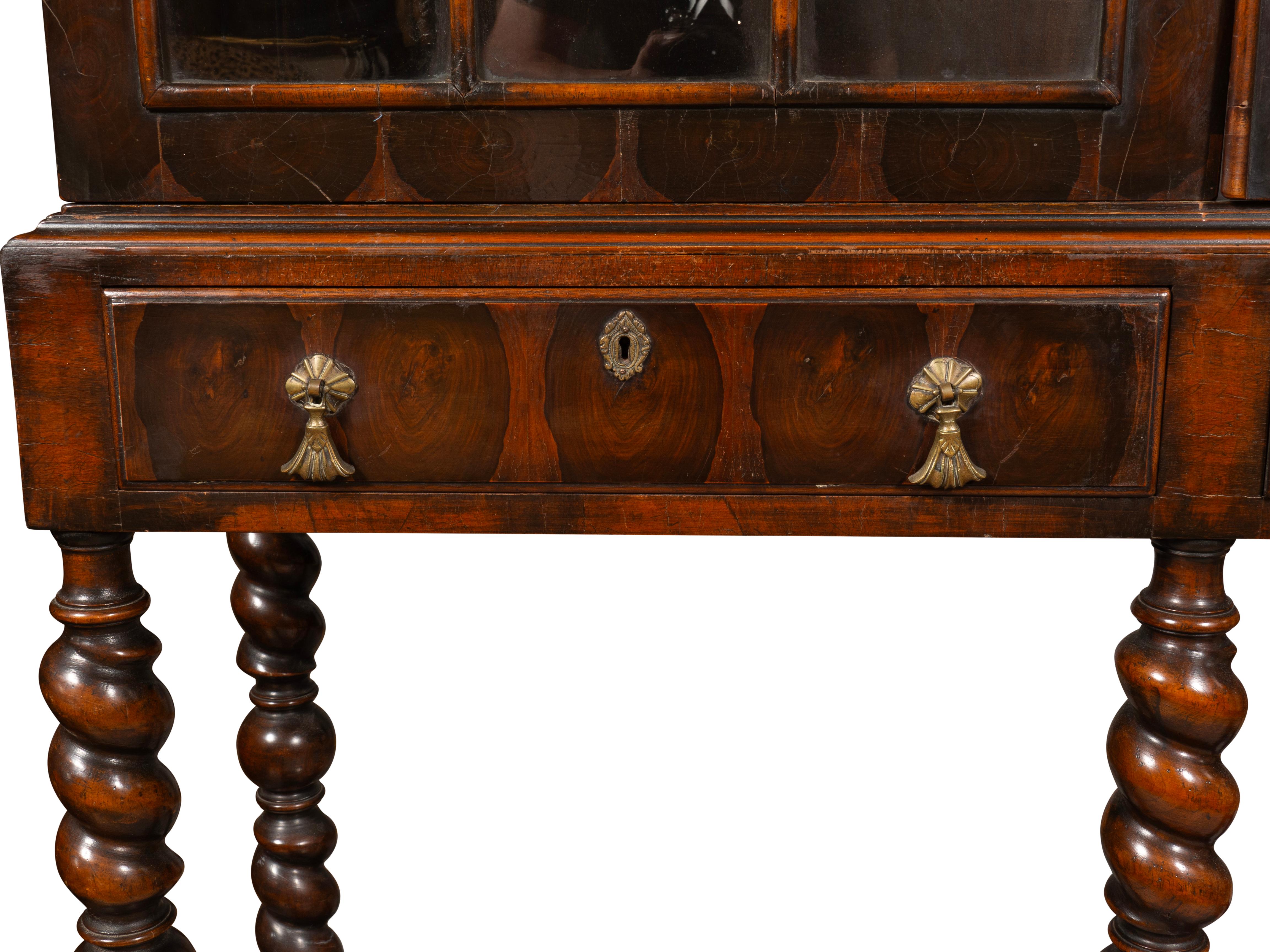 William & Mary Stil Nussbaum Kabinett auf Stand 4