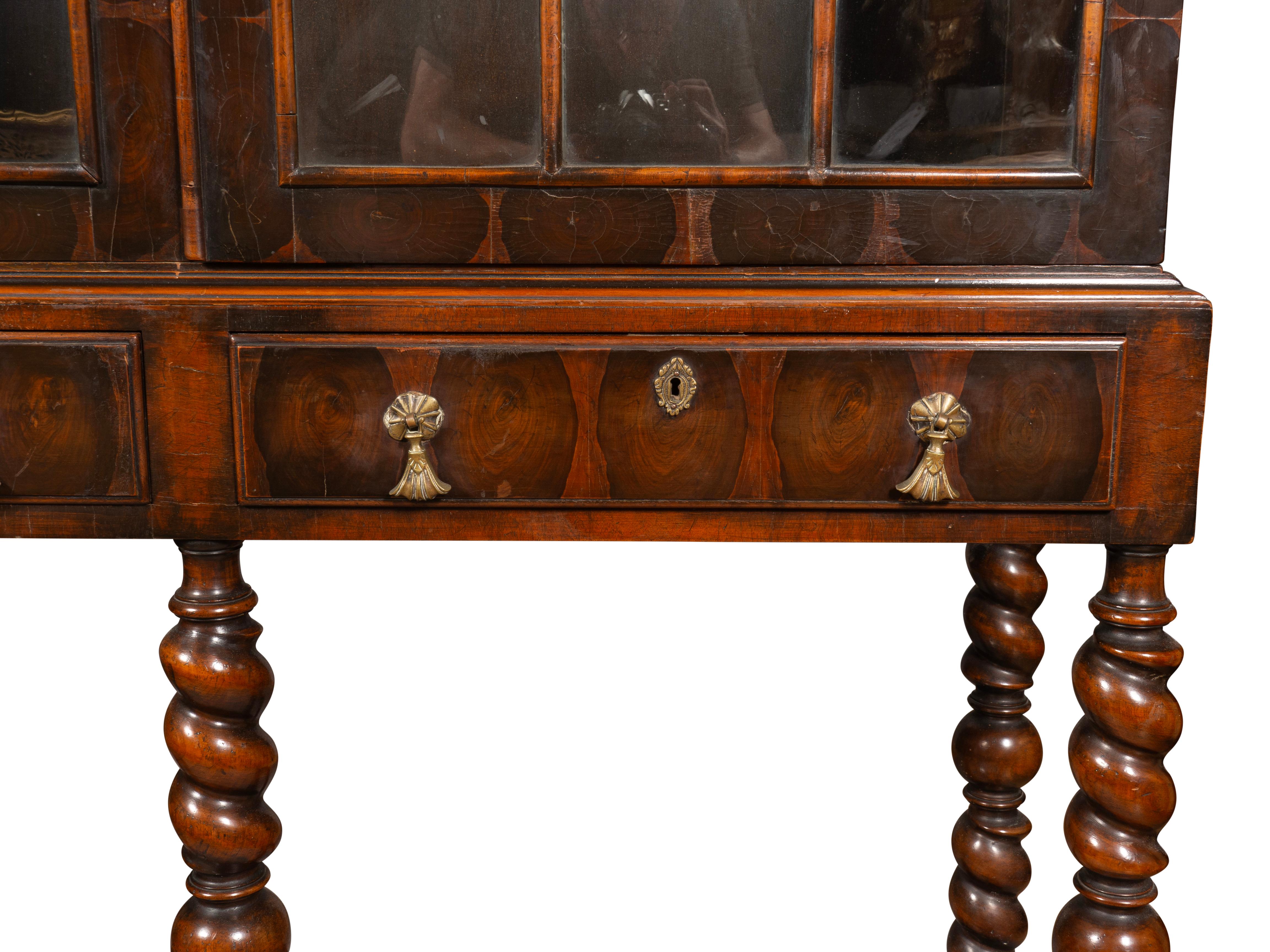 William & Mary Stil Nussbaum Kabinett auf Stand 5