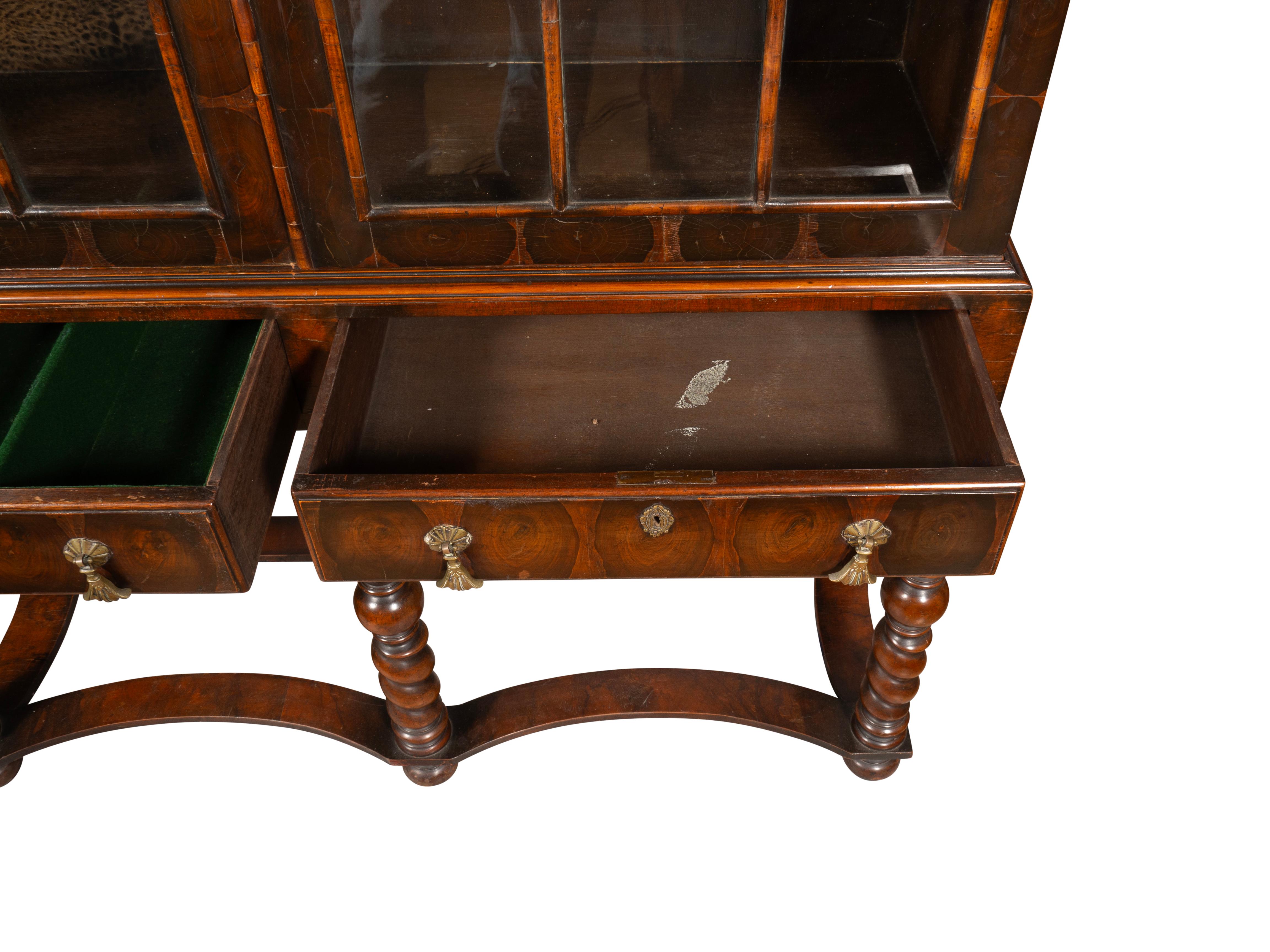 William & Mary Stil Nussbaum Kabinett auf Stand 7
