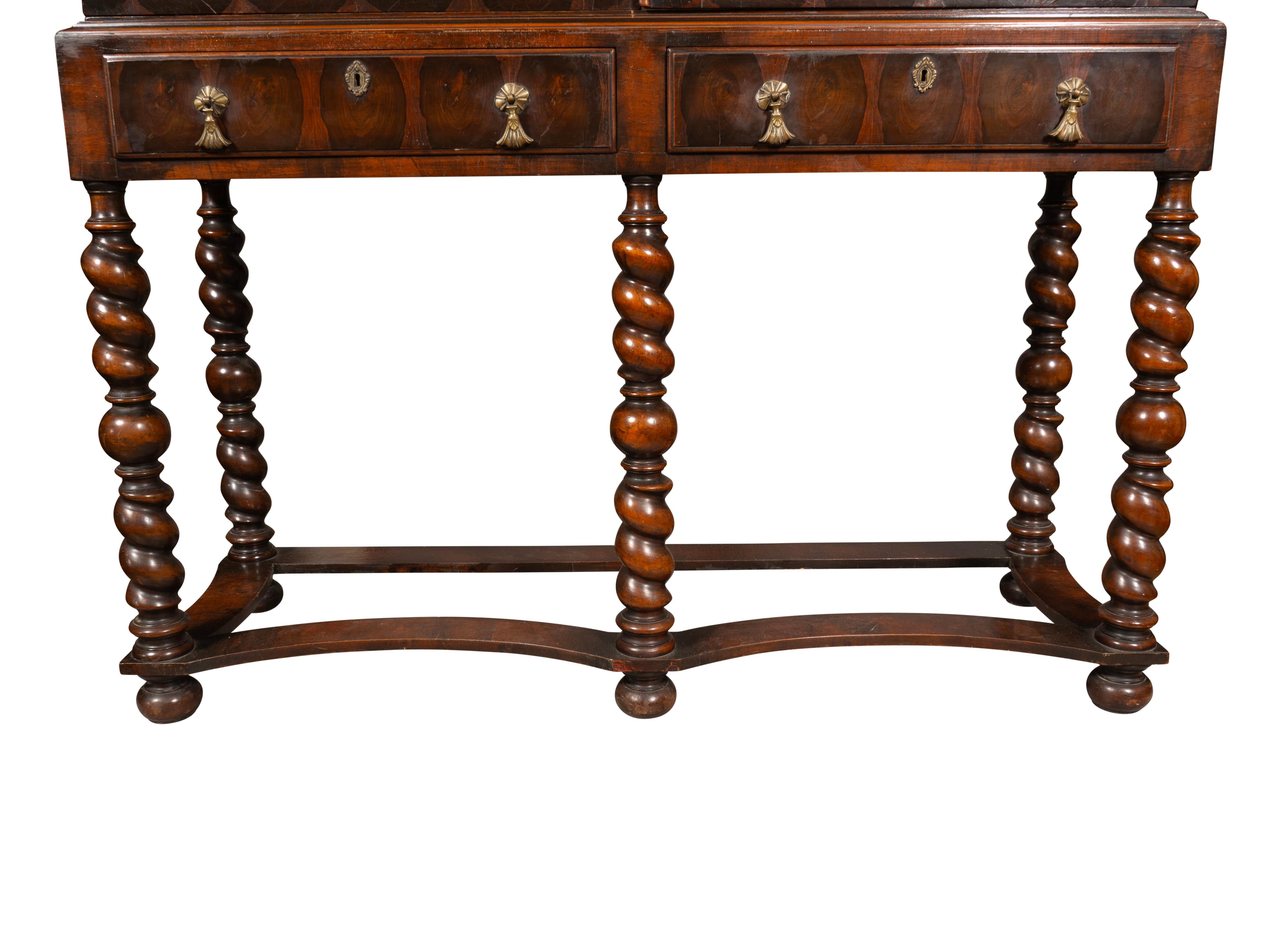 William & Mary Stil Nussbaum Kabinett auf Stand 8