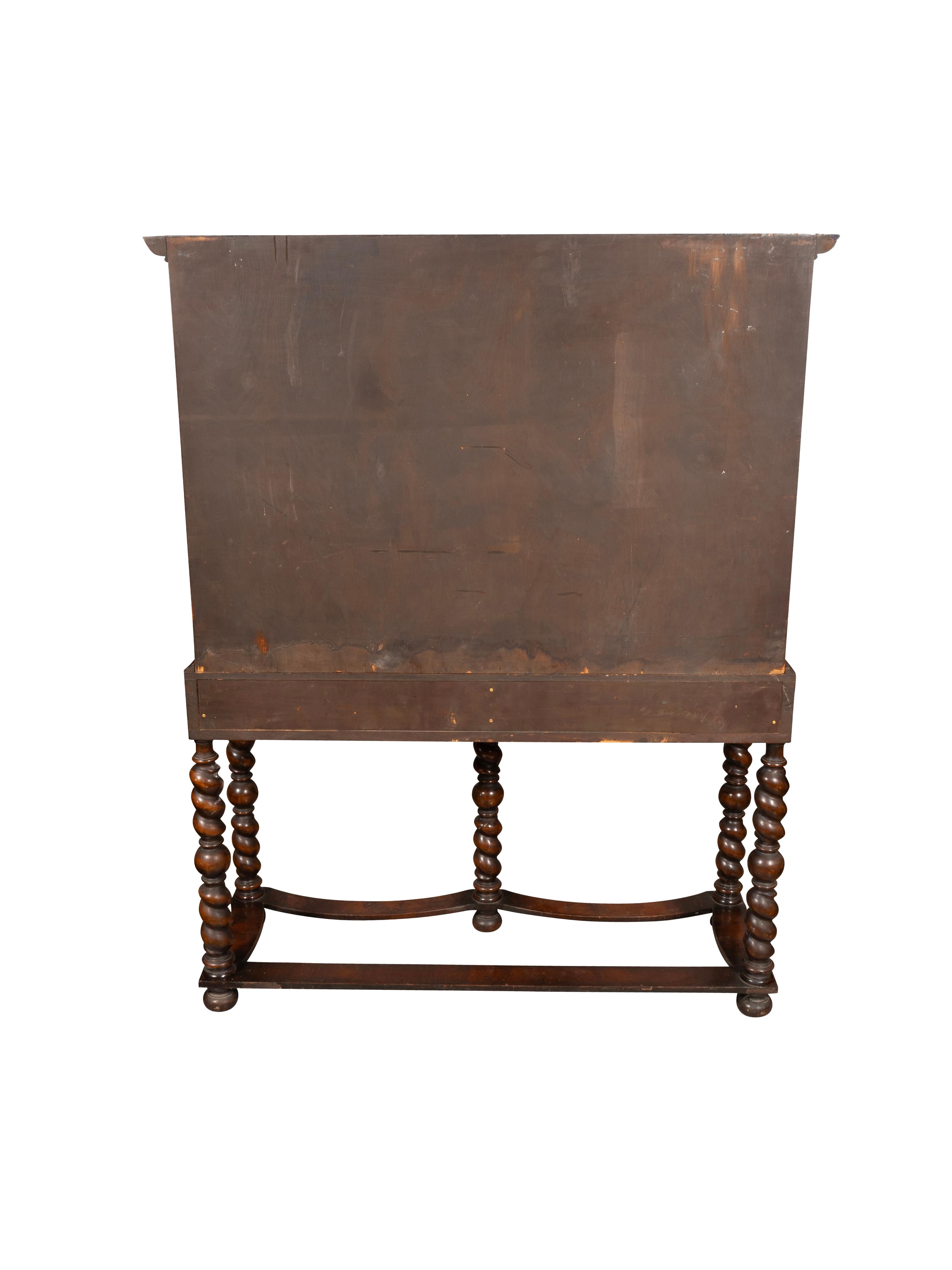 William & Mary Stil Nussbaum Kabinett auf Stand 9