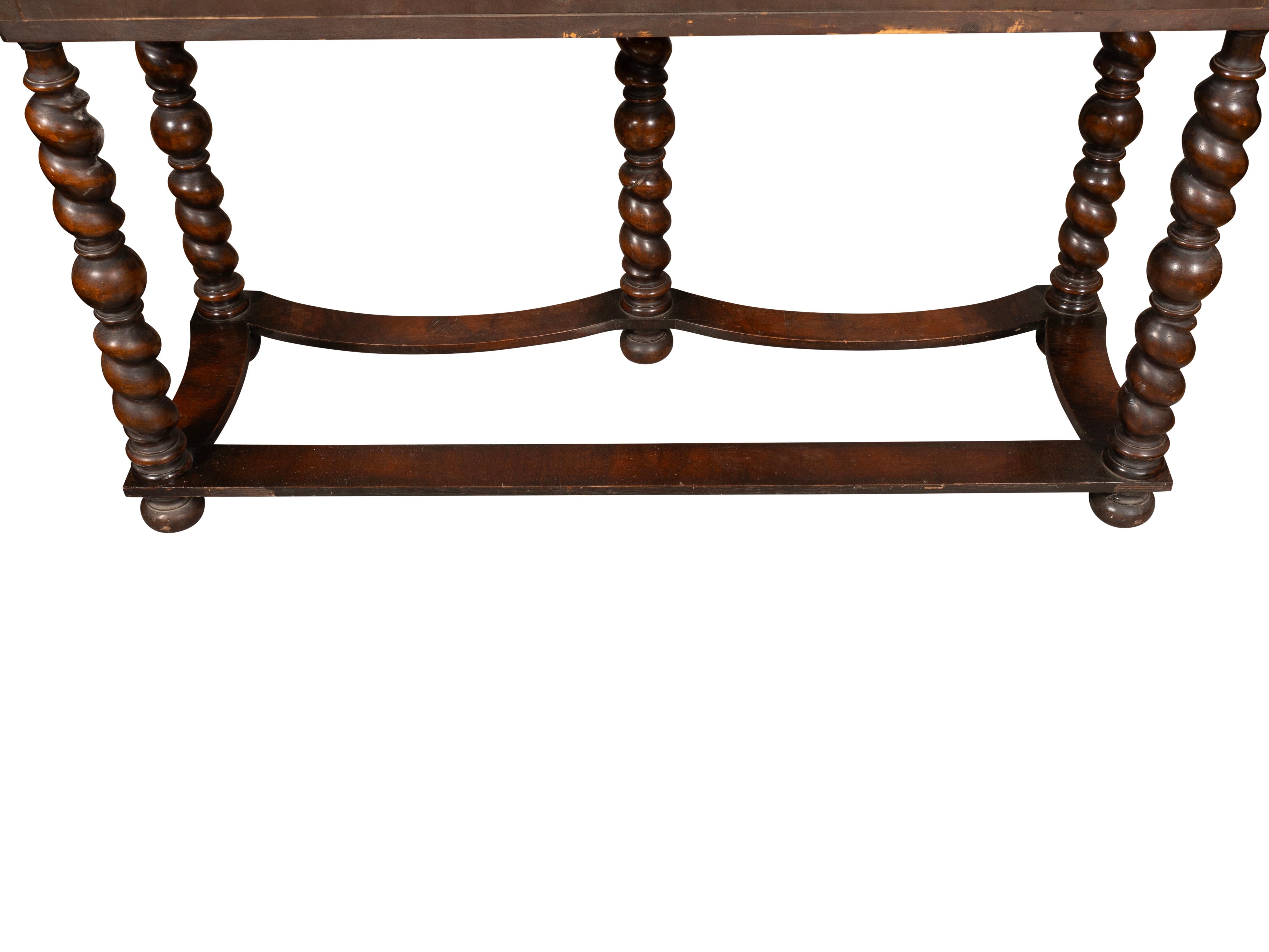 William & Mary Stil Nussbaum Kabinett auf Stand 10