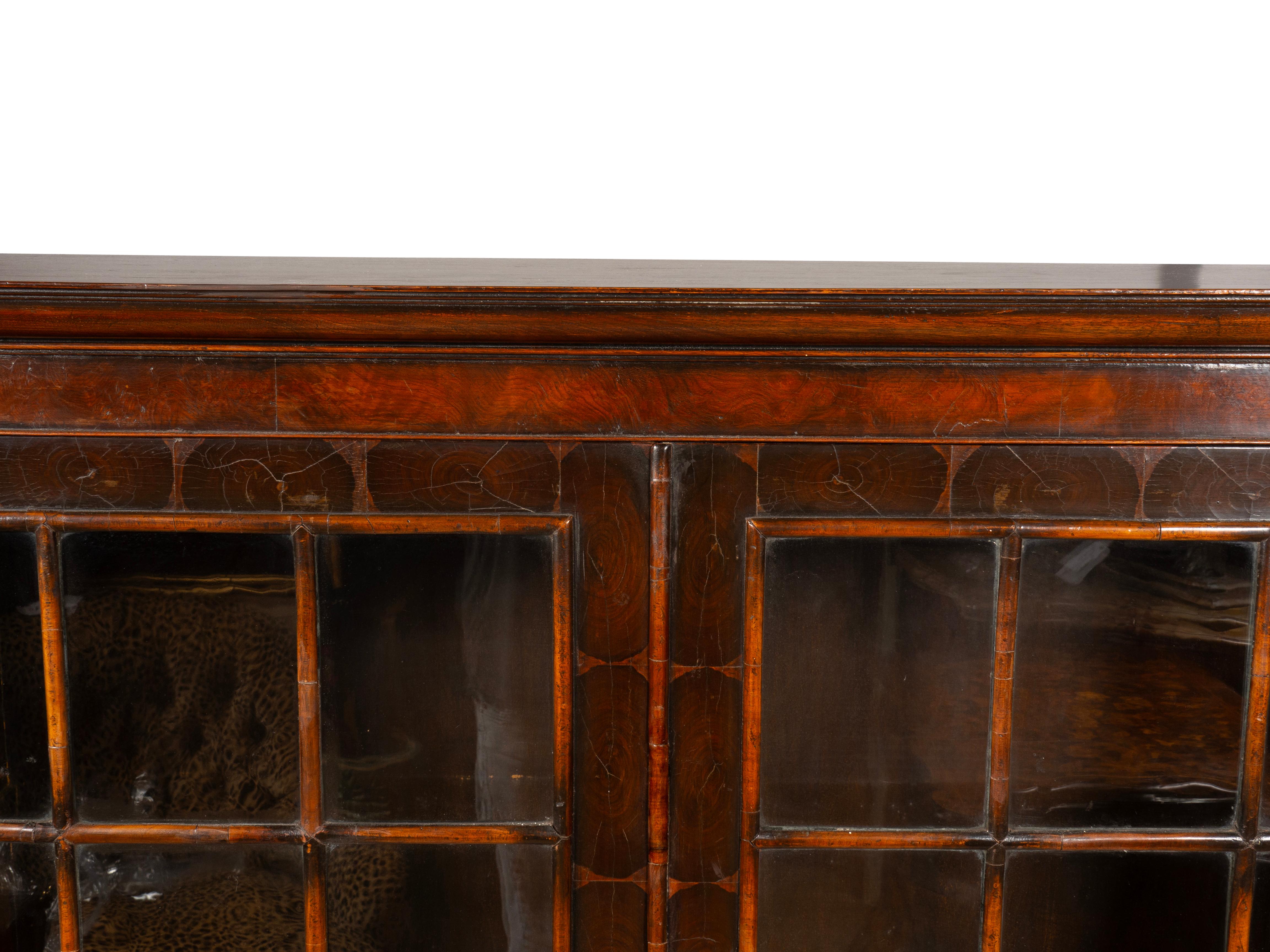 William & Mary Stil Nussbaum Kabinett auf Stand 11