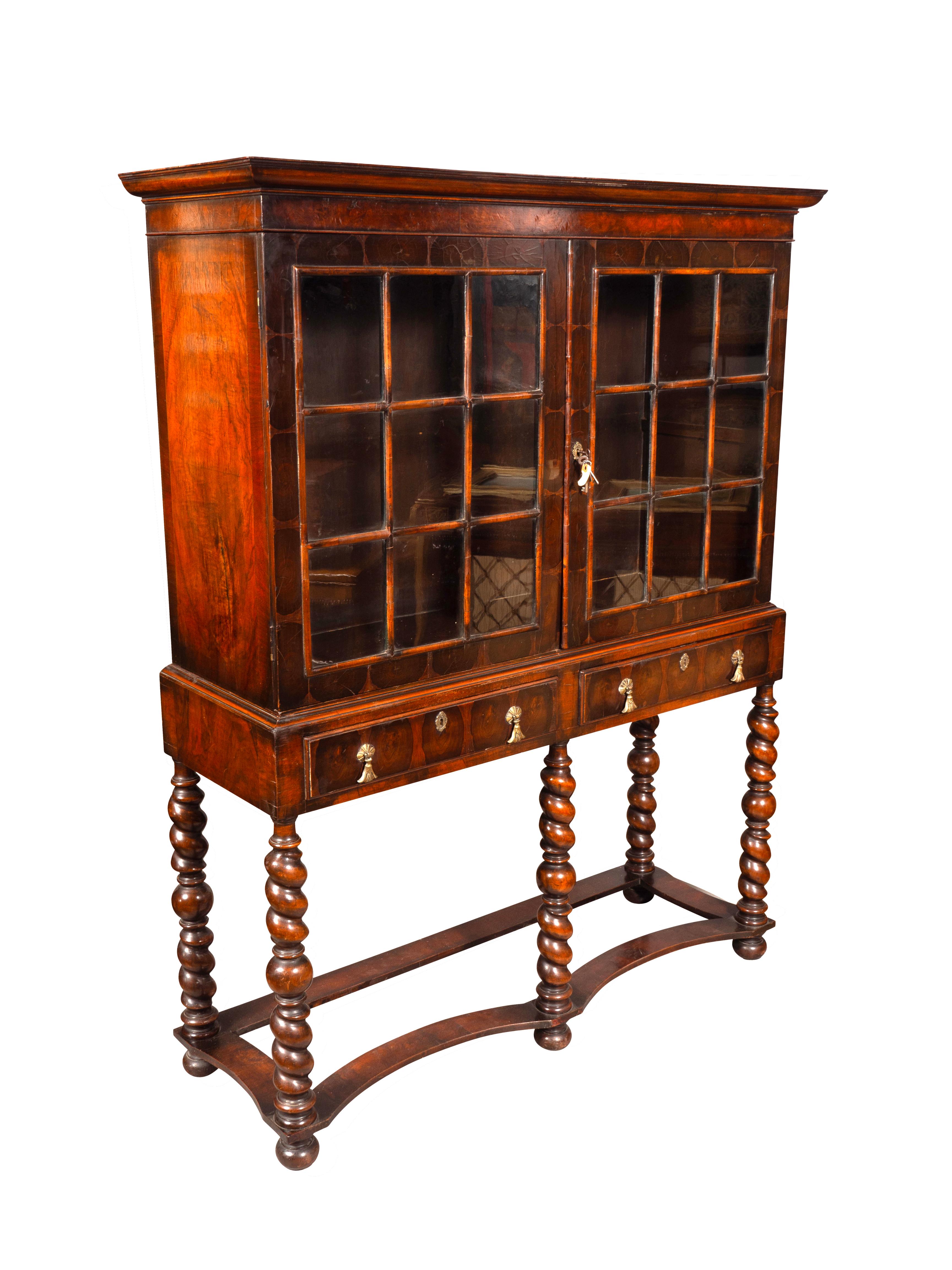 William & Mary Stil Nussbaum Kabinett auf Stand (William und Mary)