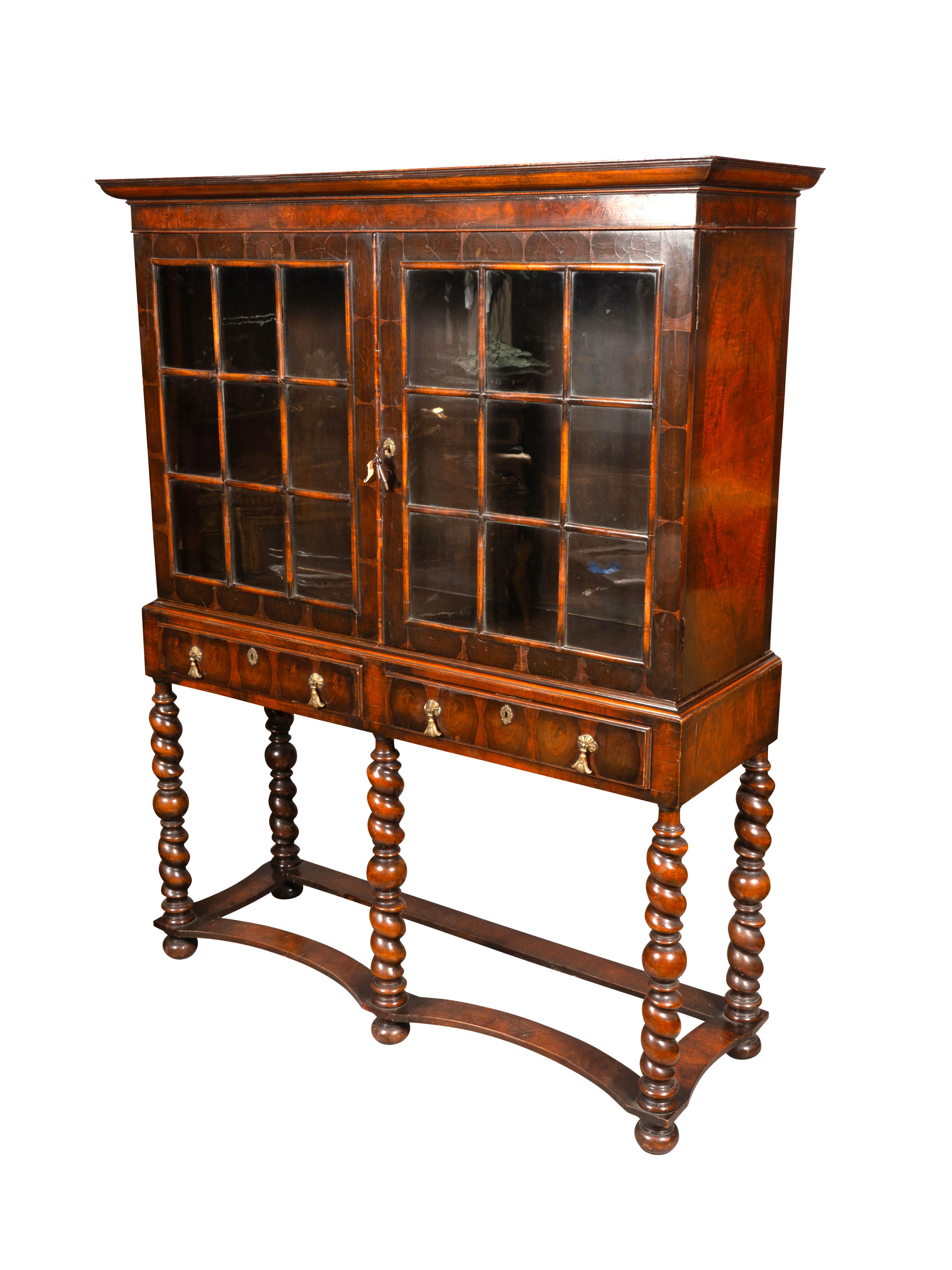 William & Mary Stil Nussbaum Kabinett auf Stand (19. Jahrhundert)