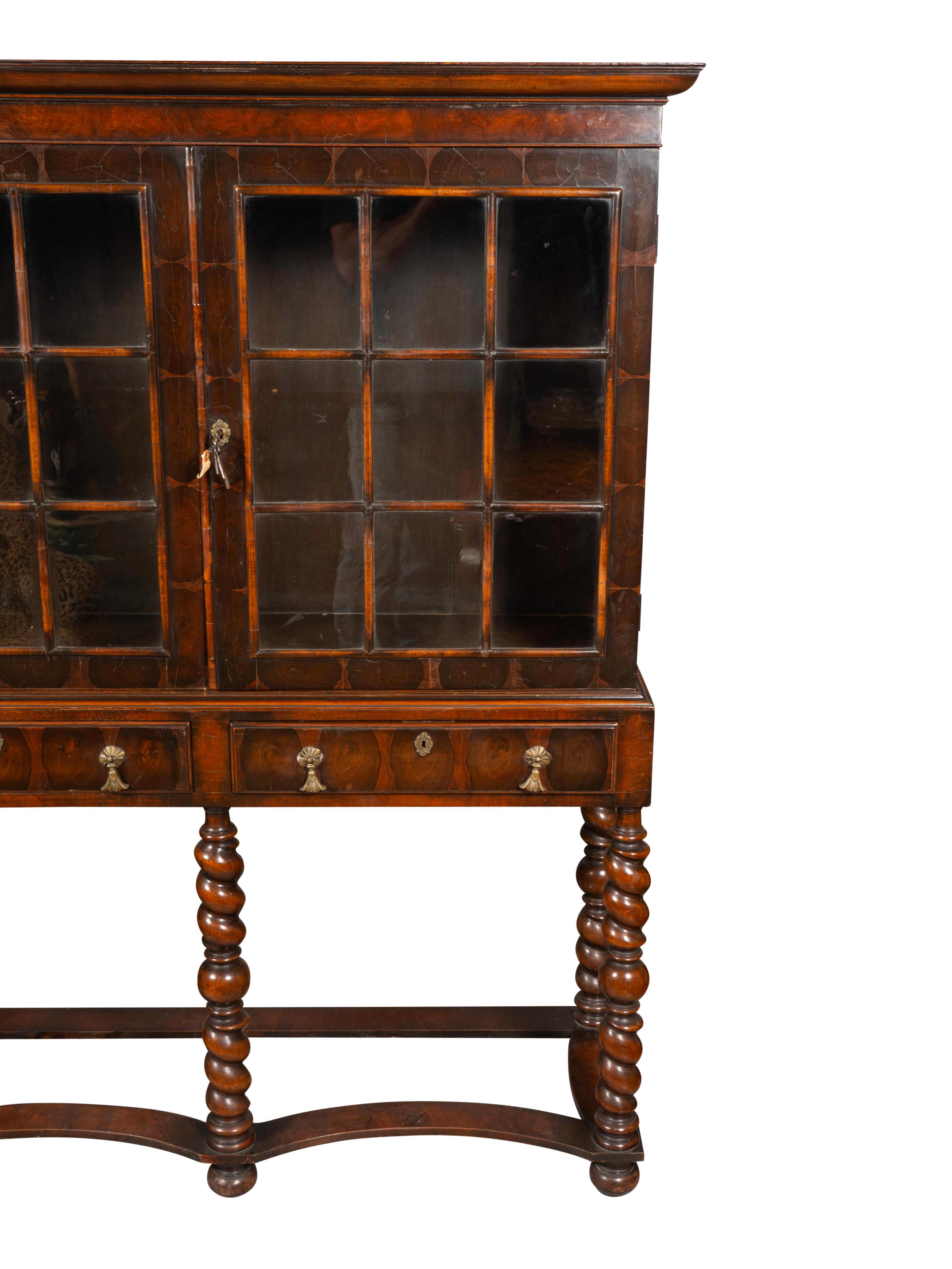 William & Mary Stil Nussbaum Kabinett auf Stand 2