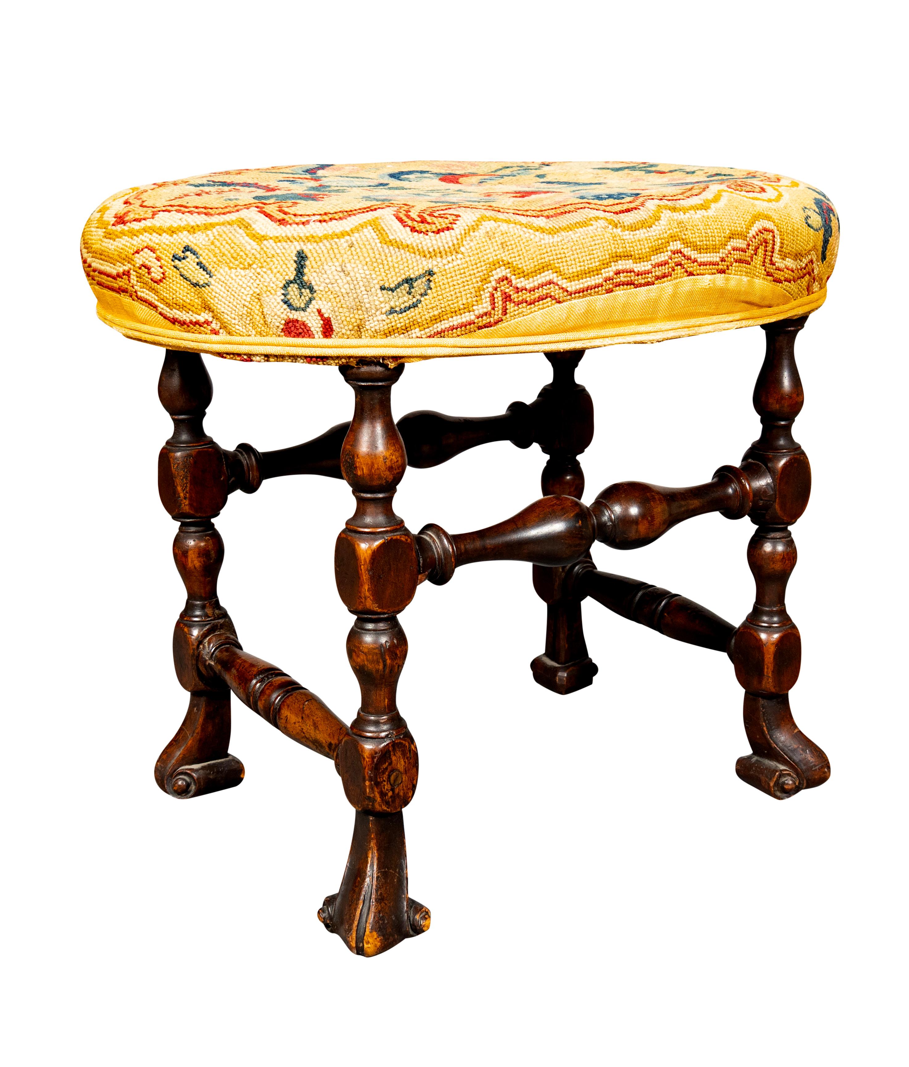 Taburete de pie de nogal estilo William & Mary Inglés en venta