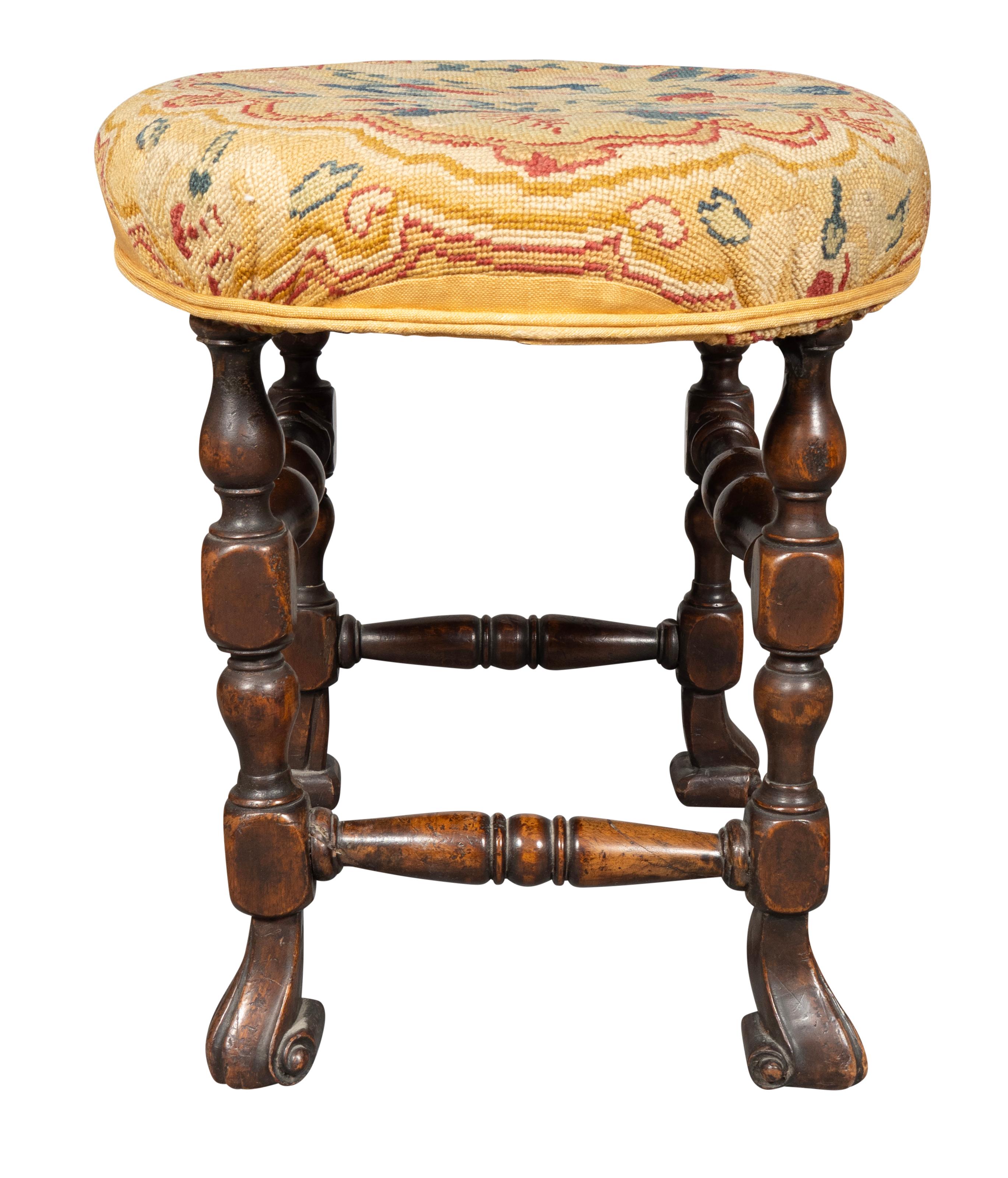 Taburete de pie de nogal estilo William & Mary Punto de aguja en venta