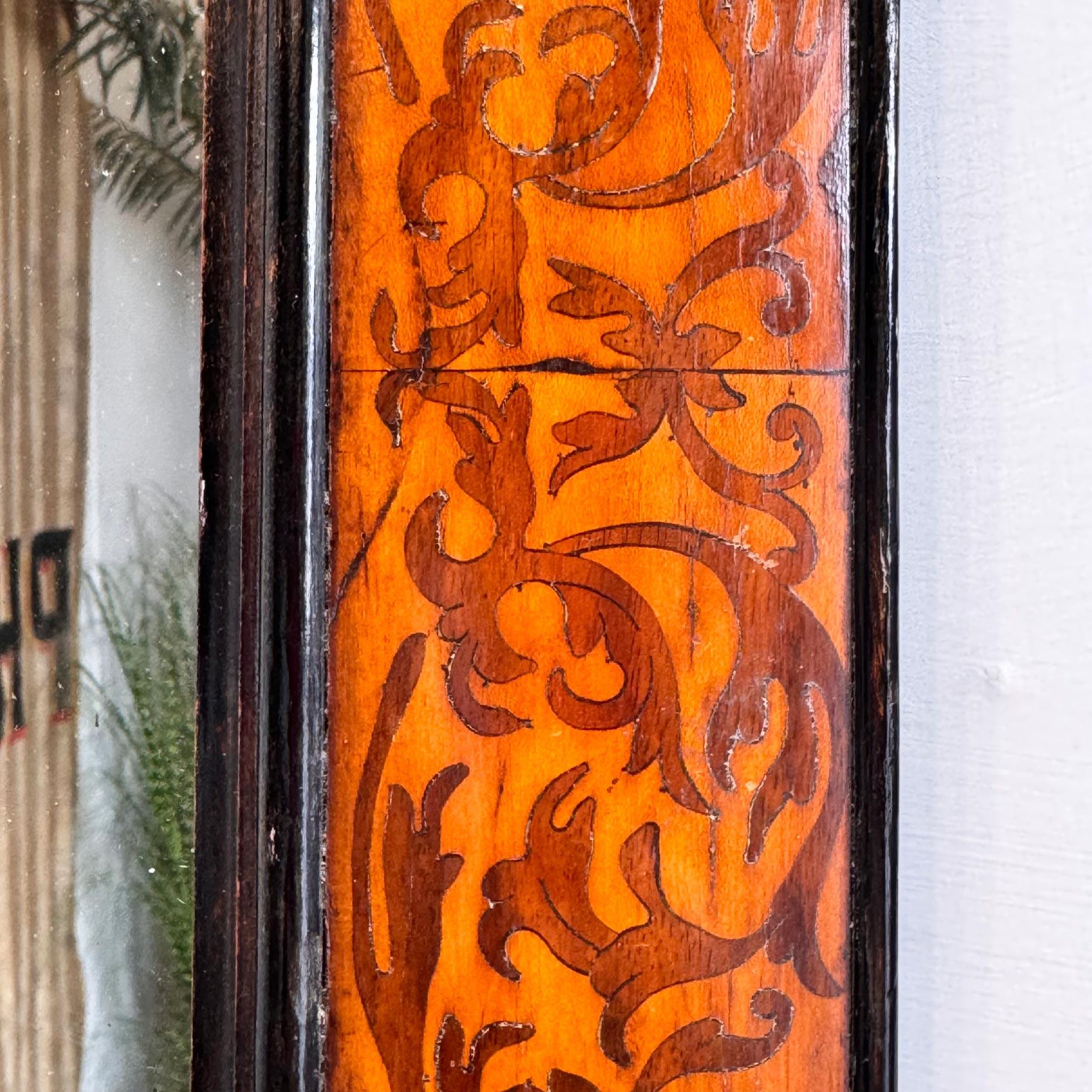 Fait main Miroir en marqueterie de noyer et d'algues William & Mary Circa 1690 en vente