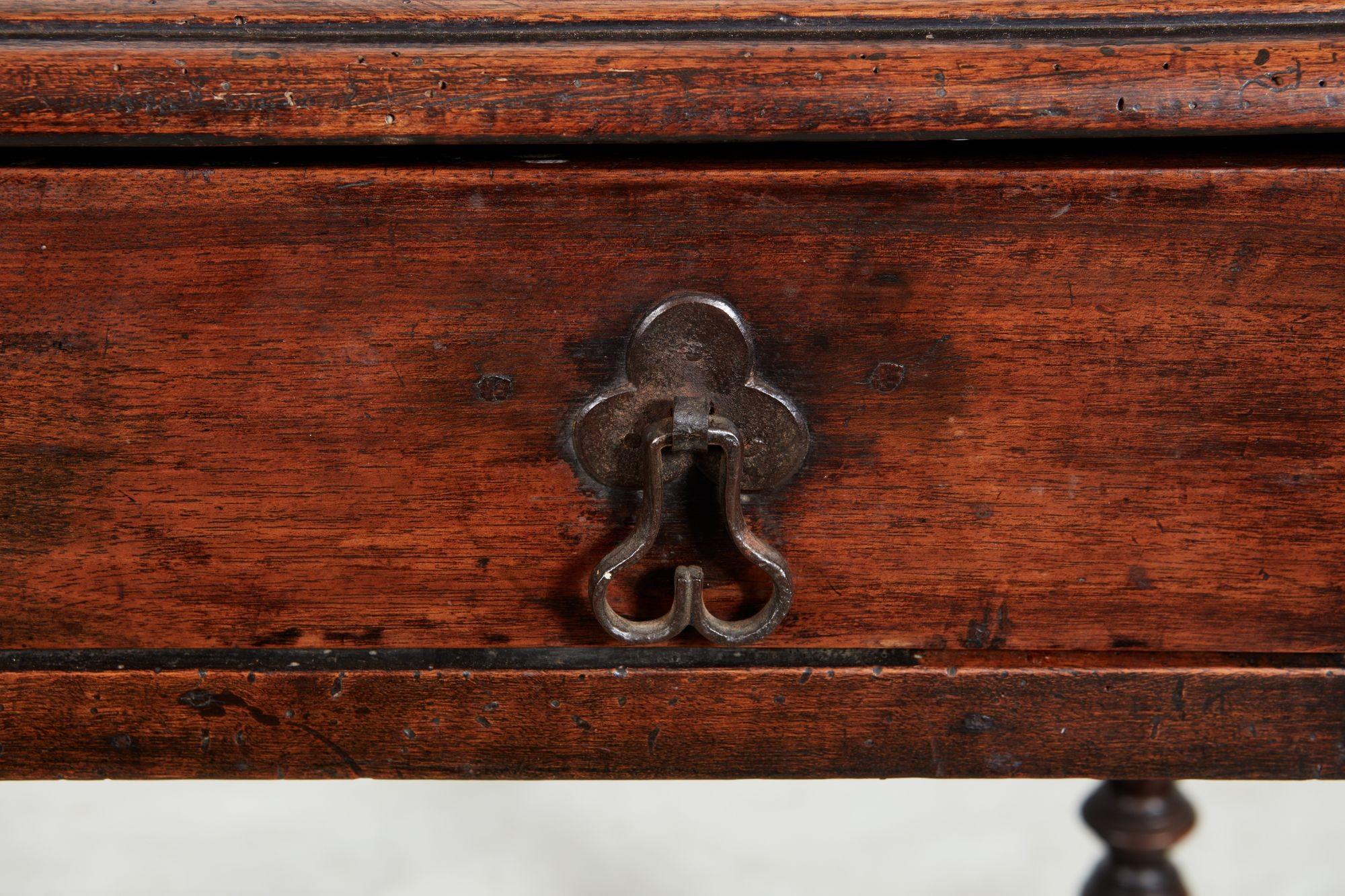 Table à étirer les fuseaux en noyer William & Mary en vente 3