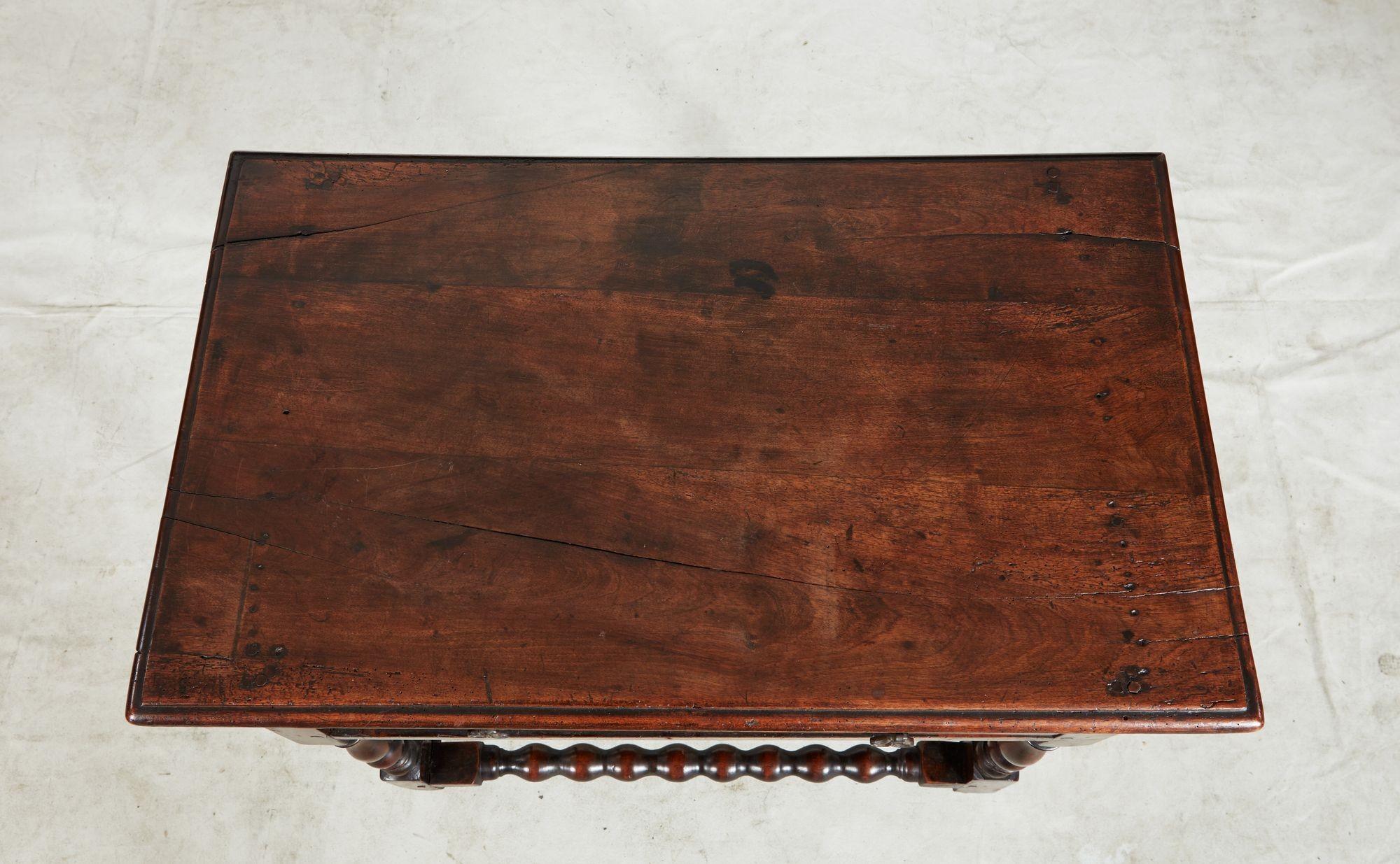 Anglais Table à étirer les fuseaux en noyer William & Mary en vente
