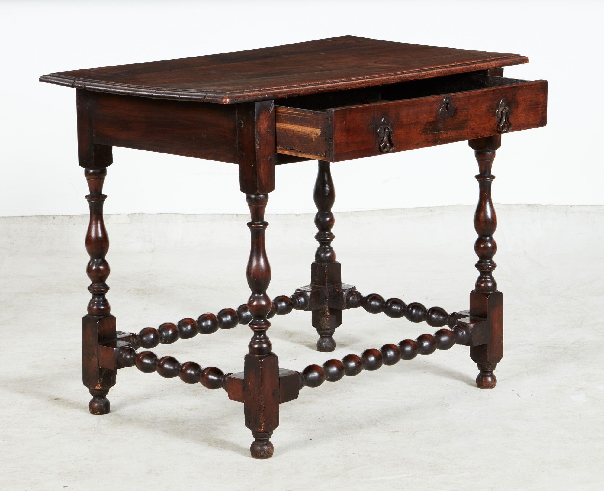 Table à étirer les fuseaux en noyer William & Mary en vente 1