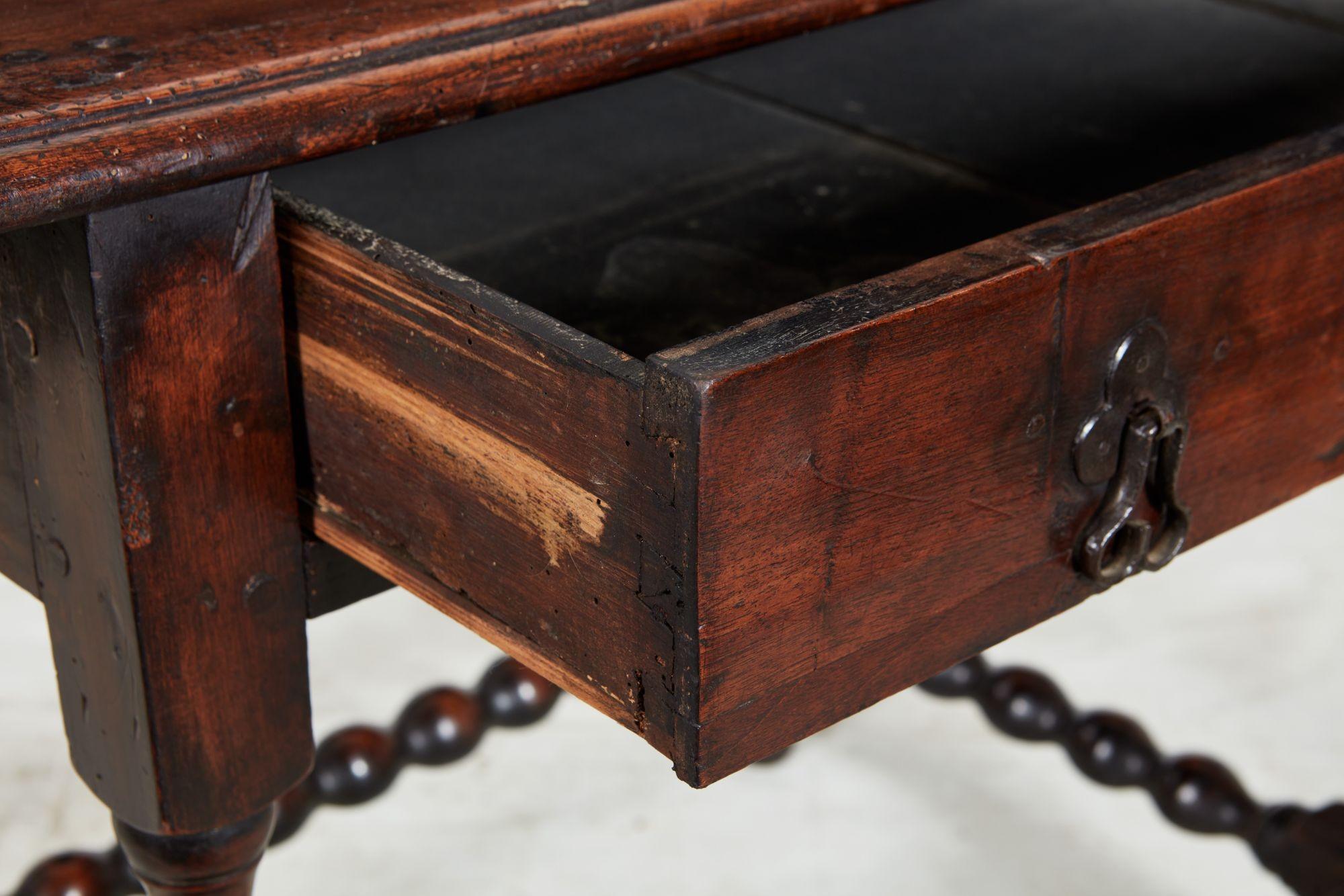 Table à étirer les fuseaux en noyer William & Mary en vente 2