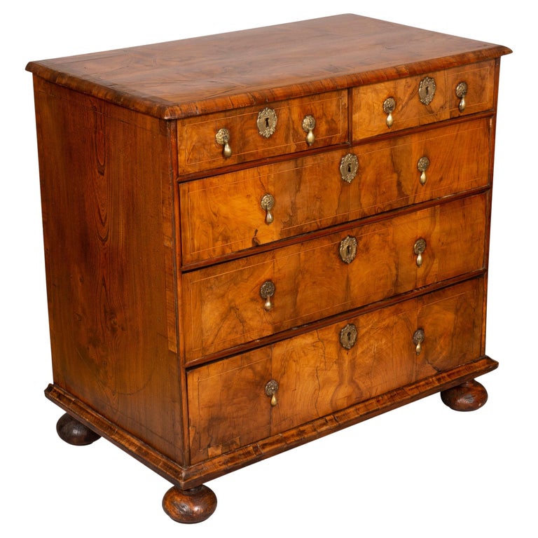 William and Mary Walnut Chest of Drawers For Sale at 1stDibs