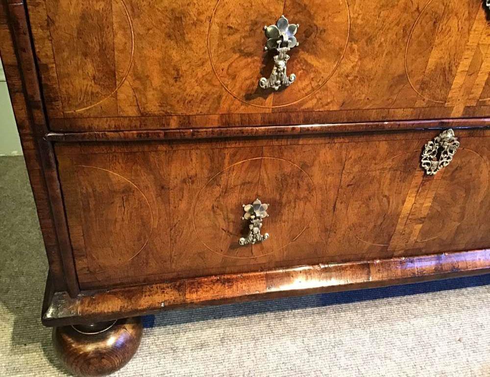 William and Mary Walnut Chest of Drawers on Bun Feet with Cross Banding Boxwood  In Good Condition For Sale In New Orleans, LA