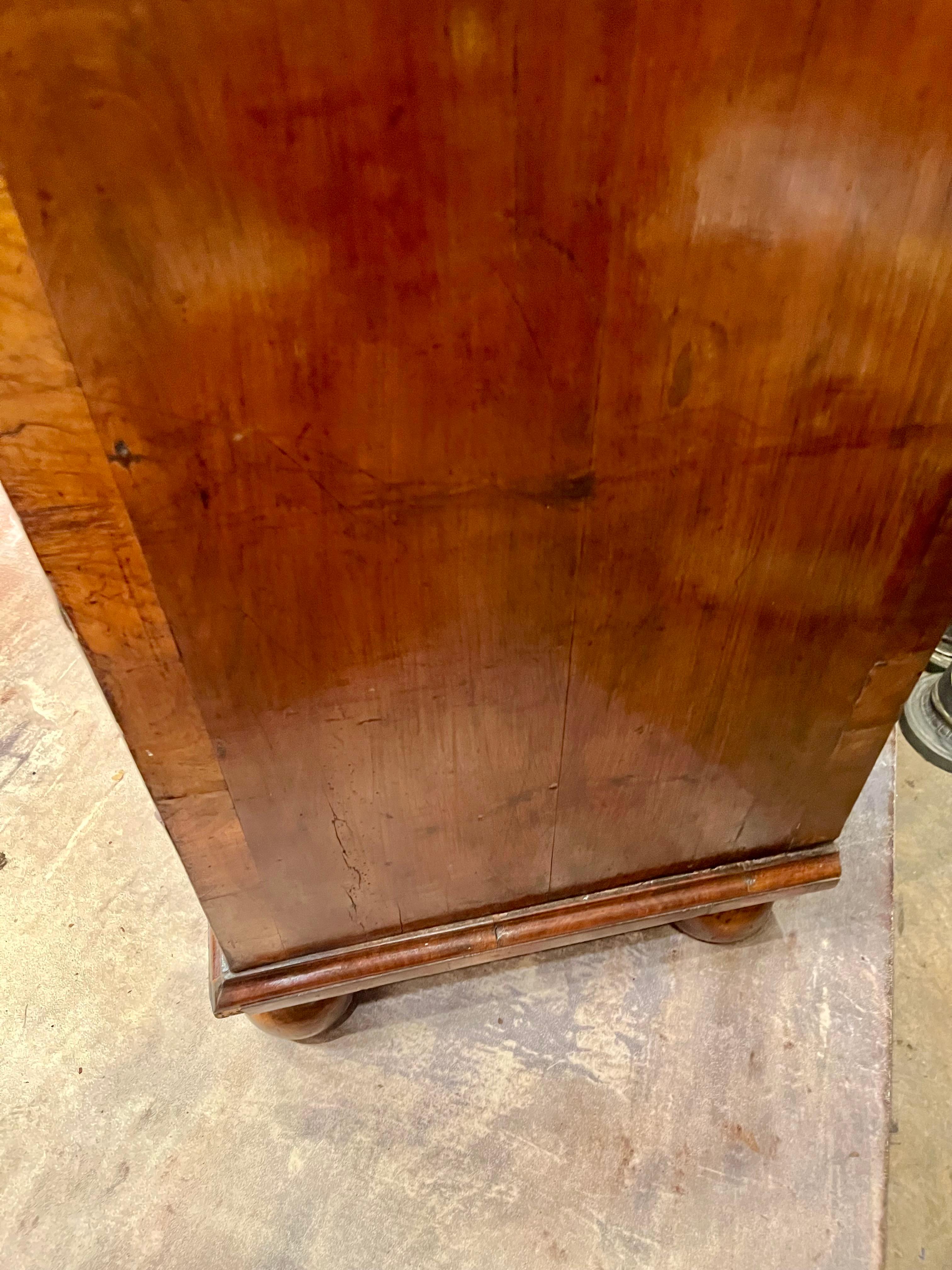 William and Mary Walnut Chest on Bun Feet . In Good Condition In Nashville, TN