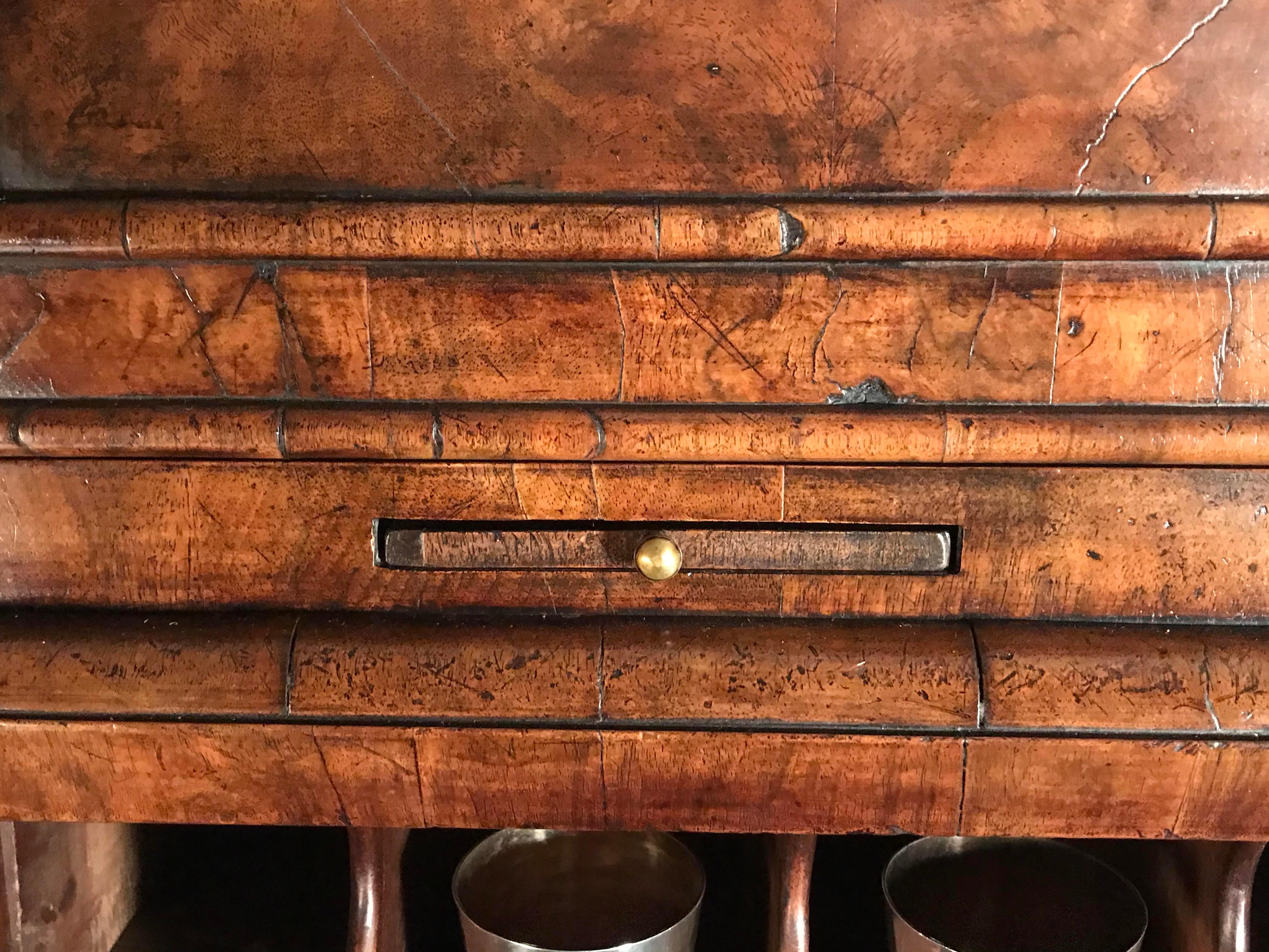 Noyer Bibliothèque ou armoire bureau à double dôme en noyer William and Mary en vente