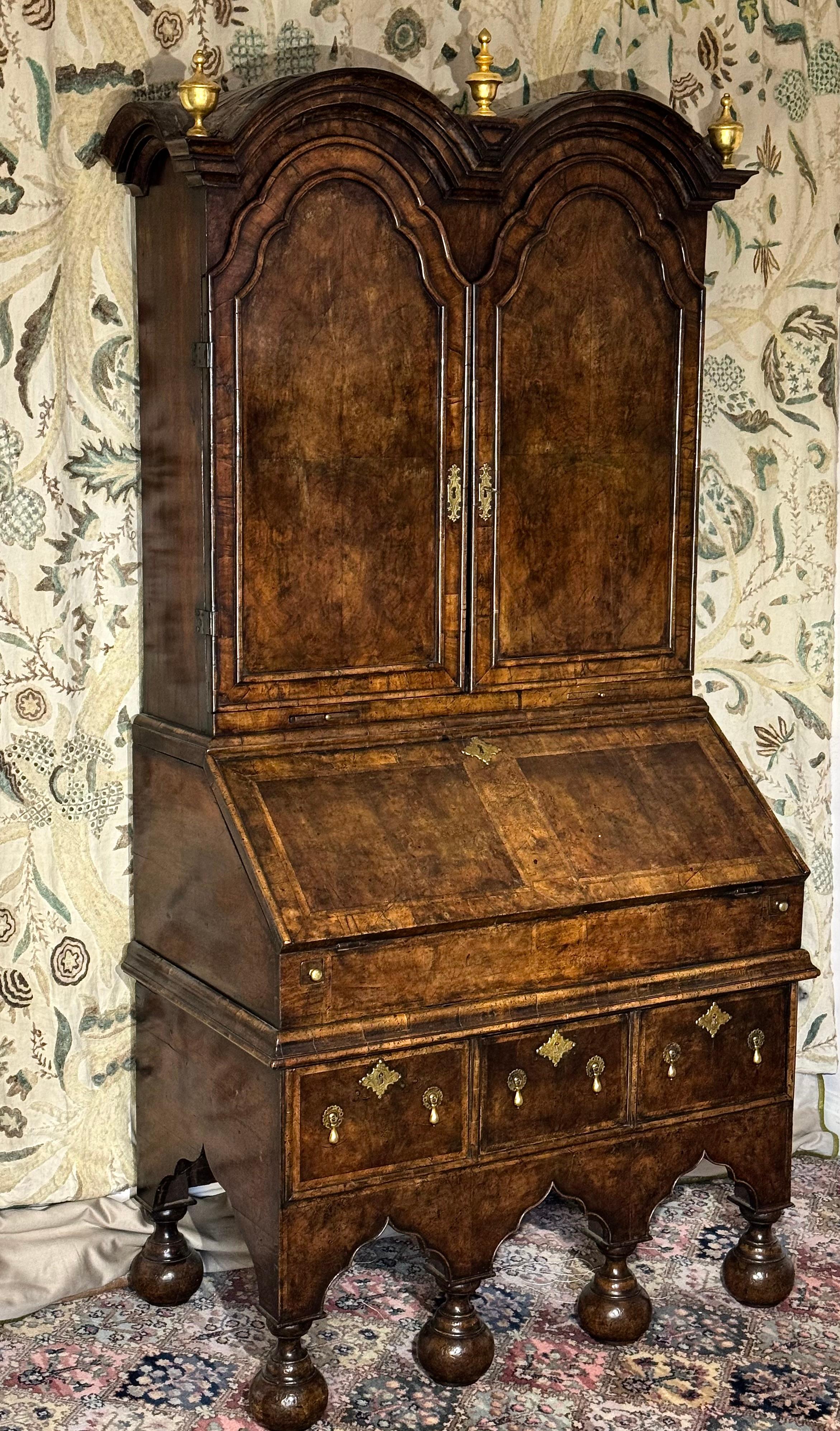 Rare bibliothèque/bureau à double dôme en noyer de la période William & Mary. Vers 1685.

De taille et de proportions compactes.
En excellent état général avec des surfaces anciennes, cirées, bien patinées et de très bonne couleur.

Cette