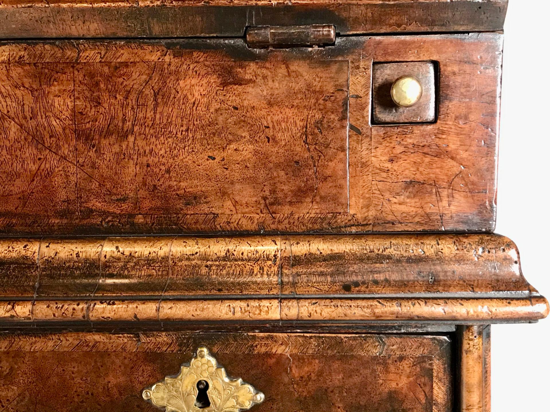 Bibliothèque ou armoire bureau à double dôme en noyer William and Mary en vente 3