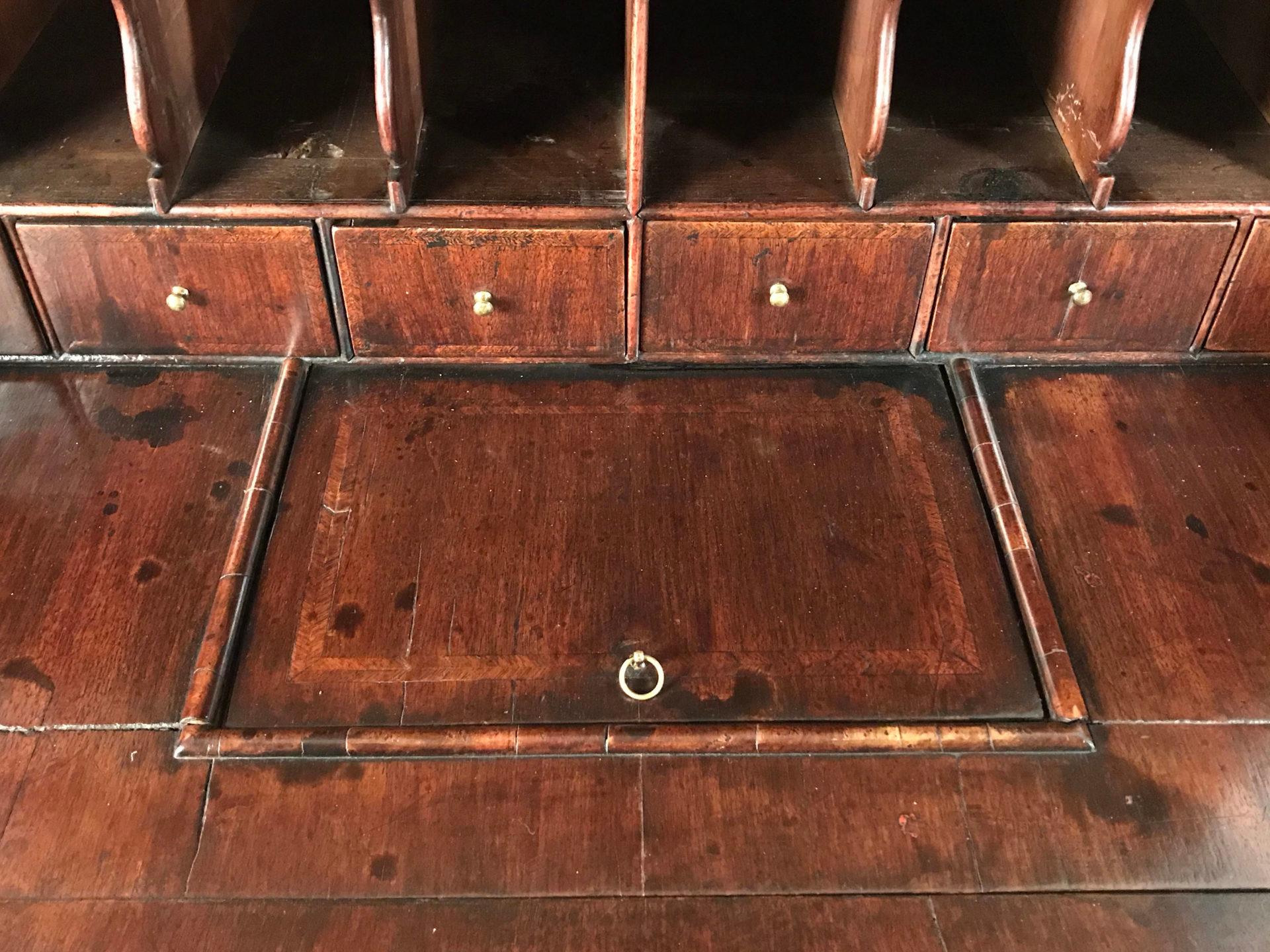 Bibliothèque ou armoire bureau à double dôme en noyer William and Mary en vente 4